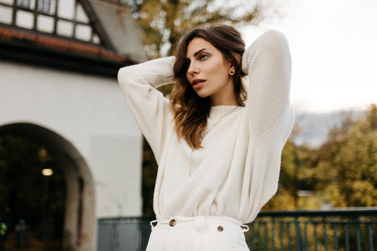 Masha Sedgwick wearing off-white fall outfit | Styling tip: add fine jewelry by Thomas Sabo and brown leather tote bag by Boyy, outfit: white mom jeans by Topshop, white knit pullover by Lala Berlin, white leather pumps by Zara (Anzeige), Berlin Treptower park, aw19 weekend outfit