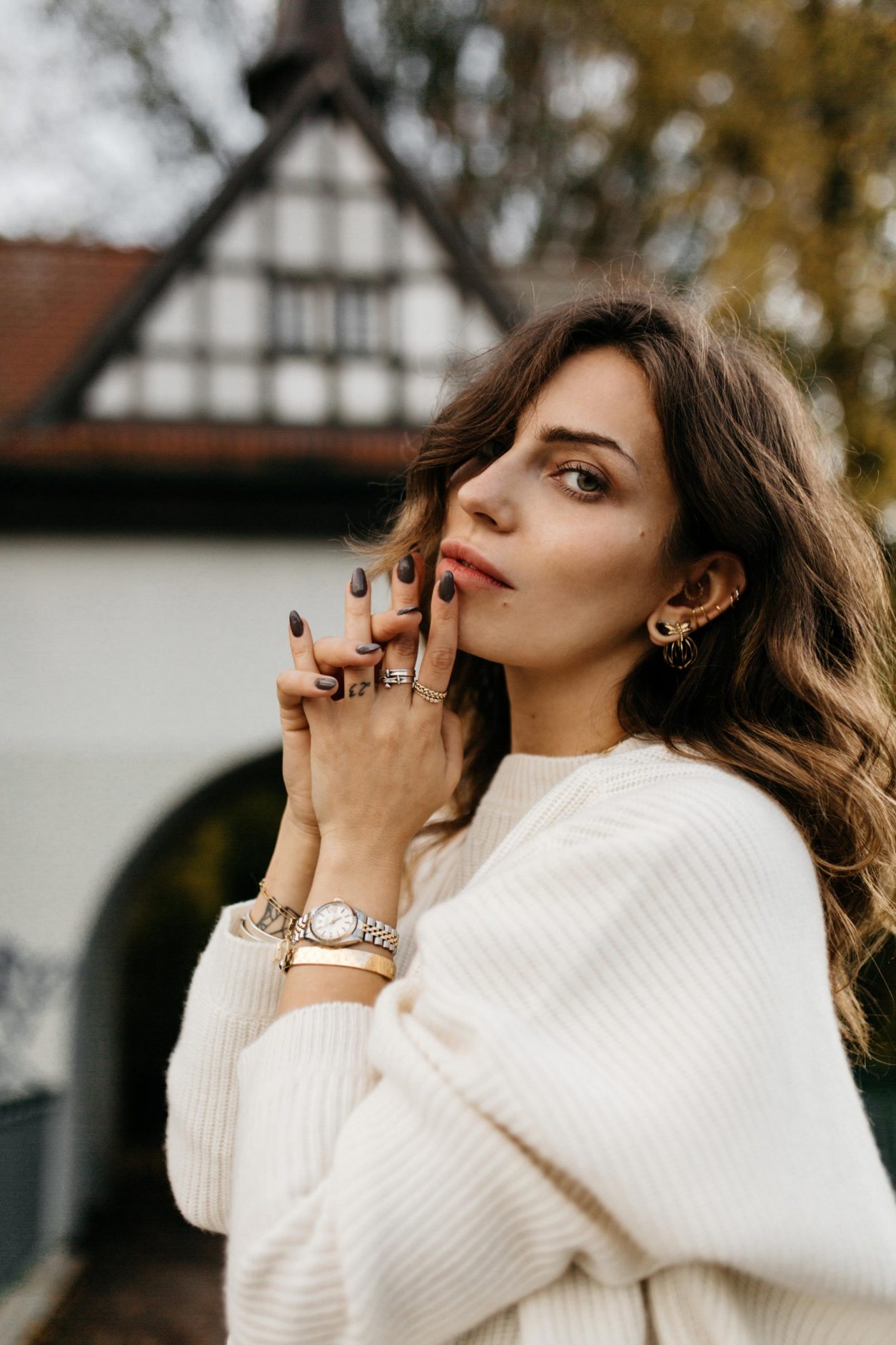 Masha Sedgwick wearing off-white fall outfit | Styling tip: add fine jewelry by Thomas Sabo and brown leather tote bag by Boyy, outfit: white mom jeans by Topshop, white knit pullover by Lala Berlin, white leather pumps by Zara (Anzeige), Berlin Treptower park, aw19 weekend outfit