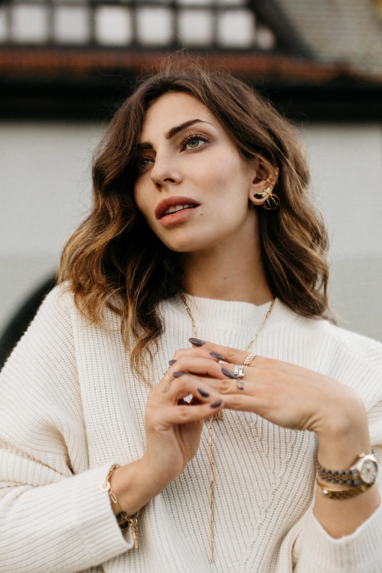 Masha Sedgwick wearing off-white fall outfit | Styling tip: add fine jewelry by Thomas Sabo and brown leather tote bag by Boyy, outfit: white mom jeans by Topshop, white knit pullover by Lala Berlin, white leather pumps by Zara (Anzeige), Berlin Treptower park, aw19 weekend outfit