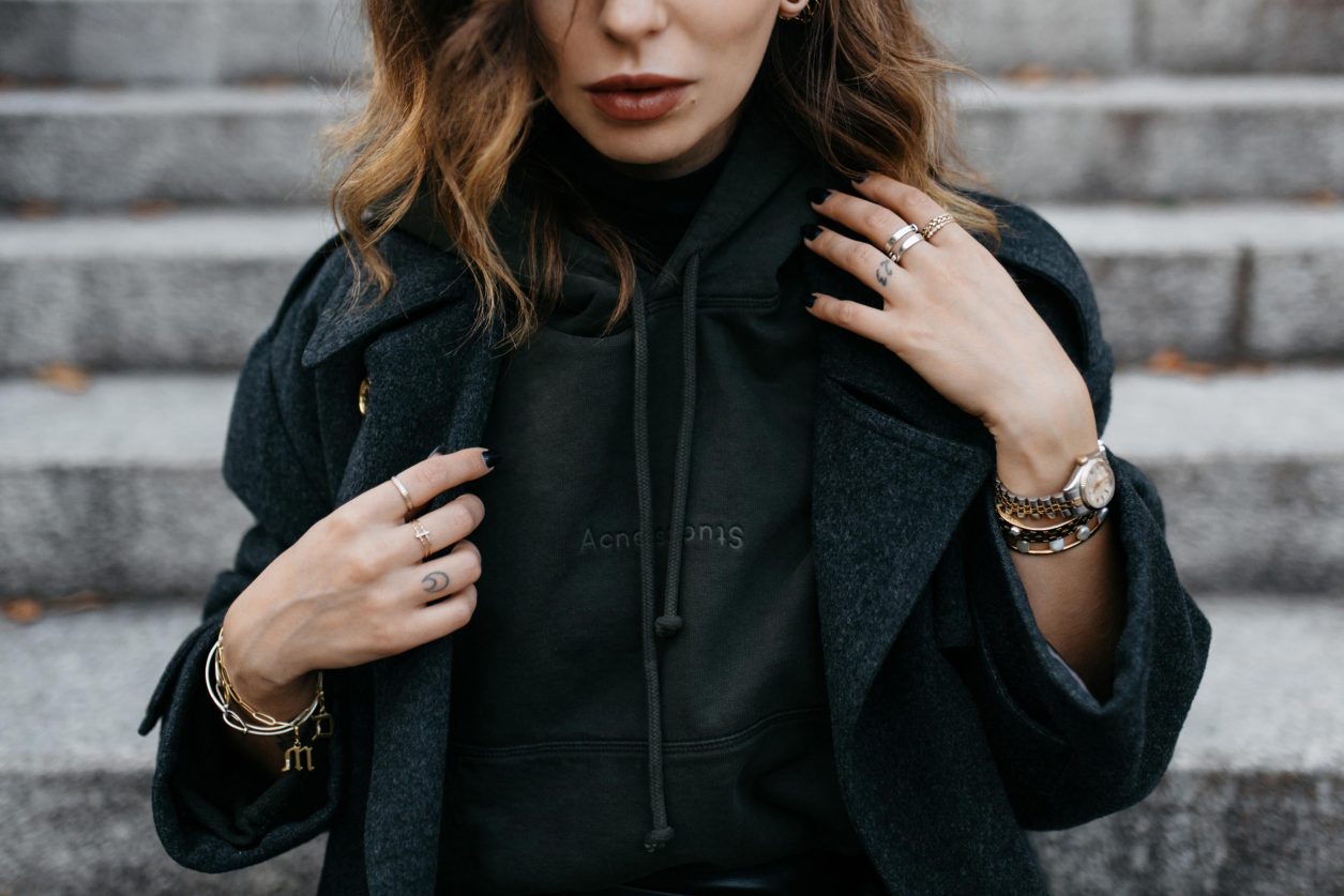 Streetstyle by Masha Sedgwick | All green fall outfit wearing Leather Skirt: Nanushka
Hoody: Acne Studios
Loafer: Marni
Coat: Céline (vintage)
Bag: Danse Lente
Lipstick: Shiseido
Nail polish: Nailberry