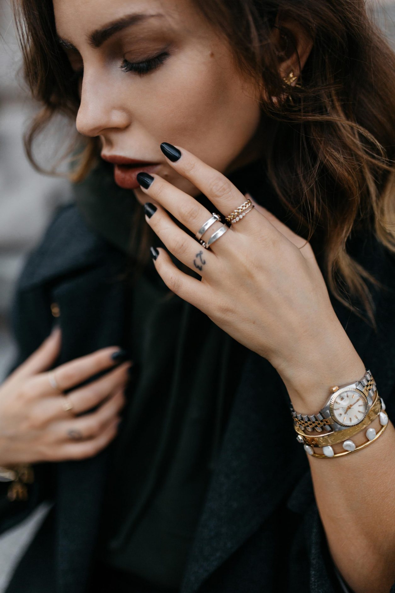 Streetstyle by Masha Sedgwick | All green fall outfit wearing Leather Skirt: Nanushka
Hoody: Acne Studios
Loafer: Marni
Coat: Céline (vintage)
Bag: Danse Lente
Lipstick: Shiseido
Nail polish: Nailberry