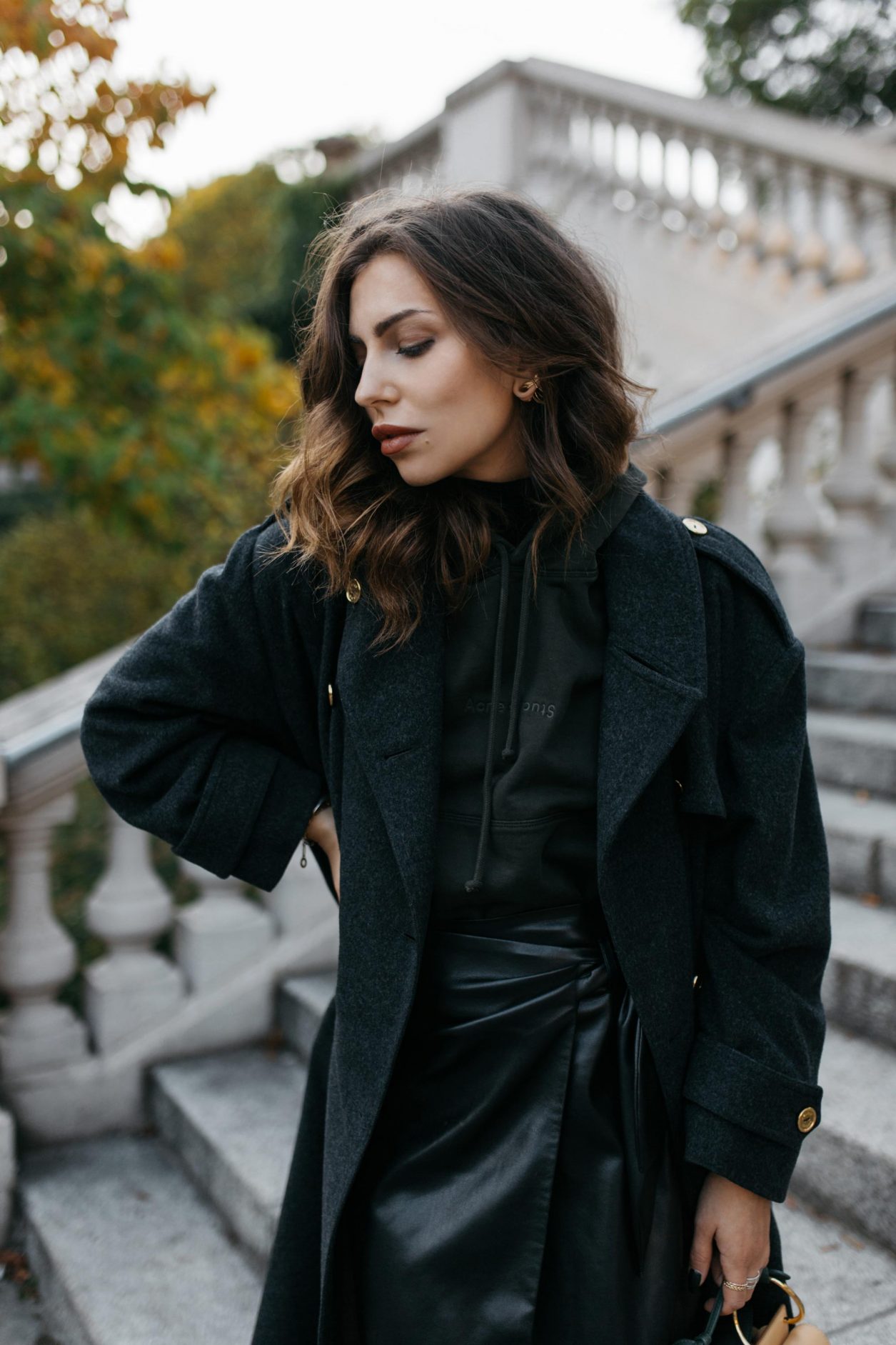 Streetstyle by Masha Sedgwick | All green fall outfit wearing Leather Skirt: Nanushka
Hoody: Acne Studios
Loafer: Marni
Coat: Céline (vintage)
Bag: Danse Lente
Lipstick: Shiseido
Nail polish: Nailberry