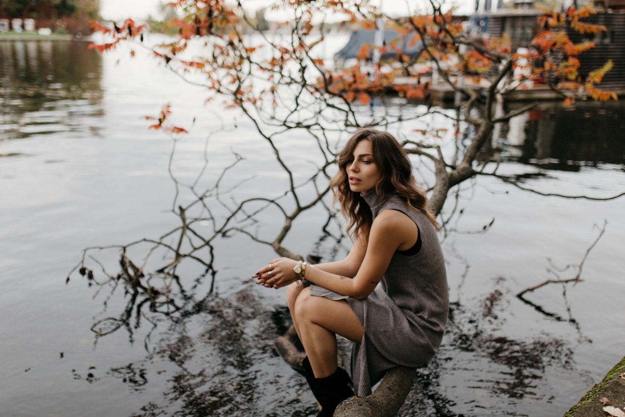 Masha Sedgwick | Berlin fashion and beauty blogger | Fall 2019 outfit inspiration, wearing wool classy camel coat by Tommy Hilfiger, grey turtleneck knit dress: Banana Republic, khaki green leather shopper: Lacoste, classy suede leather heeled boots: Billi Bi Copenhagen, Shooting spot: Berlin Treptower Park