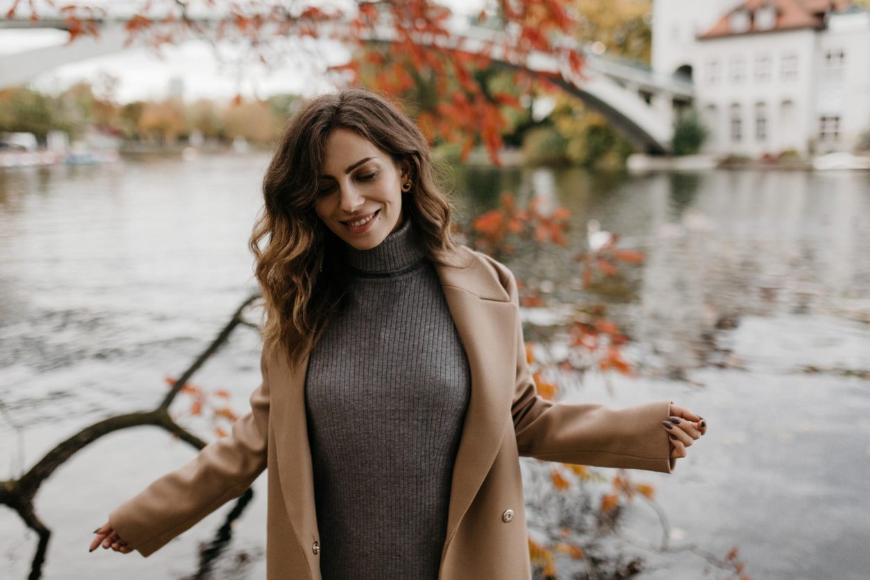 Masha Sedgwick | Berlin fashion and beauty blogger | Fall 2019 outfit inspiration, wearing wool classy camel coat by Tommy Hilfiger, grey turtleneck knit dress: Banana Republic, khaki green leather shopper: Lacoste, classy suede leather heeled boots: Billi Bi Copenhagen, Shooting spot: Berlin Treptower Park