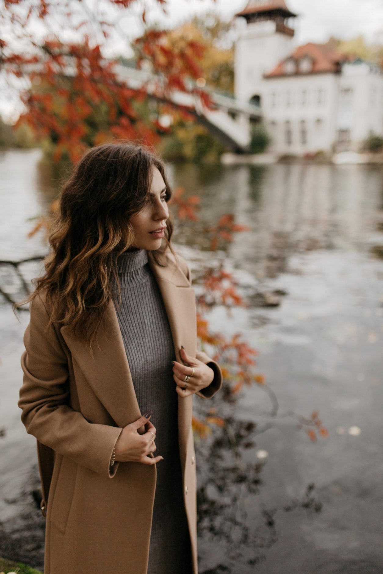 Masha Sedgwick | Berlin fashion and beauty blogger | Fall 2019 outfit inspiration, wearing wool classy camel coat by Tommy Hilfiger, grey turtleneck knit dress: Banana Republic, khaki green leather shopper: Lacoste, classy suede leather heeled boots: Billi Bi Copenhagen, Shooting spot: Berlin Treptower Park