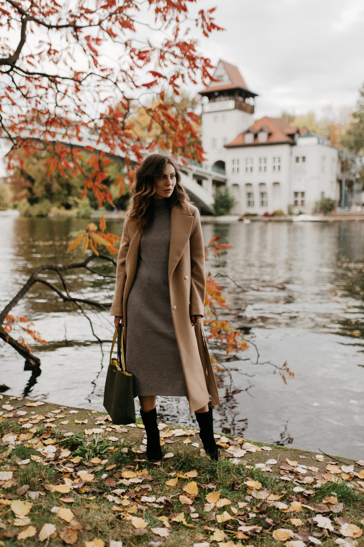 Masha Sedgwick | Berlin fashion and beauty blogger | Fall 2019 outfit inspiration, wearing wool classy camel coat by Tommy Hilfiger, grey turtleneck knit dress: Banana Republic, khaki green leather shopper: Lacoste, classy suede leather heeled boots: Billi Bi Copenhagen, Shooting spot: Berlin Treptower Park