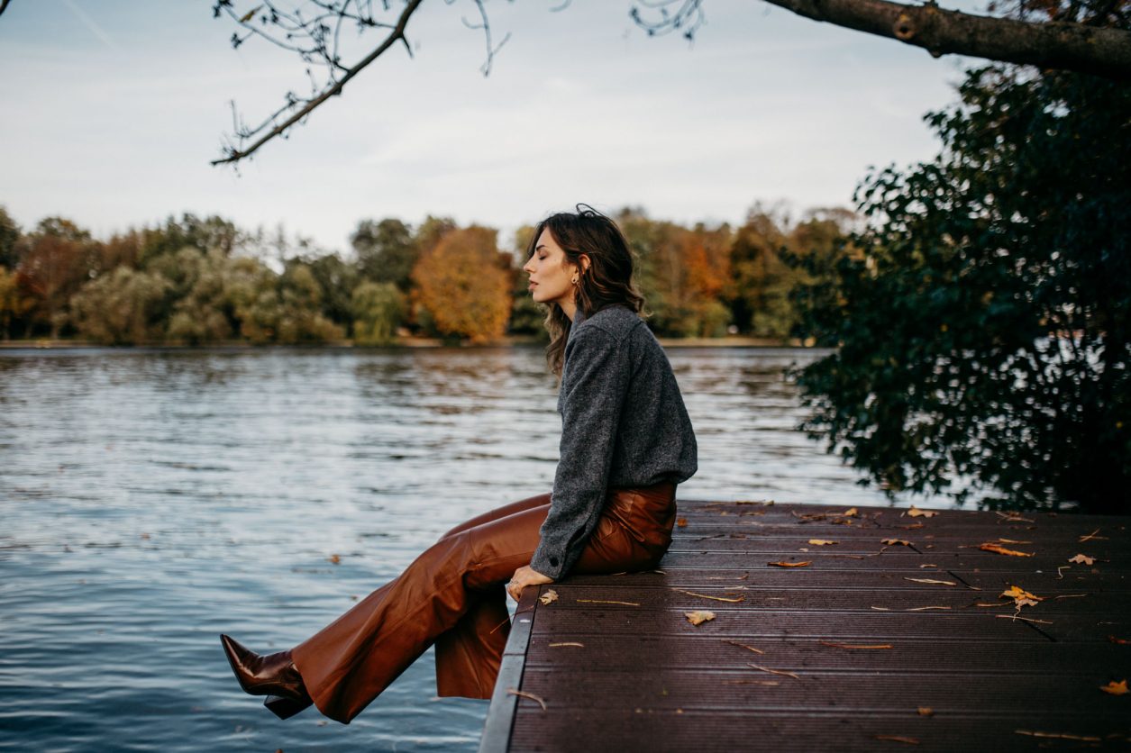 Autumn Fashion Editorial | Masha Sedgwick, blogger from Berlin | style: moody, happy, falling leaves, fall, sea, rough, silent, | wearing: Topshop cowboy boots, Arket grey sweater, Riani cognac brown flared wide leather pants | 2019