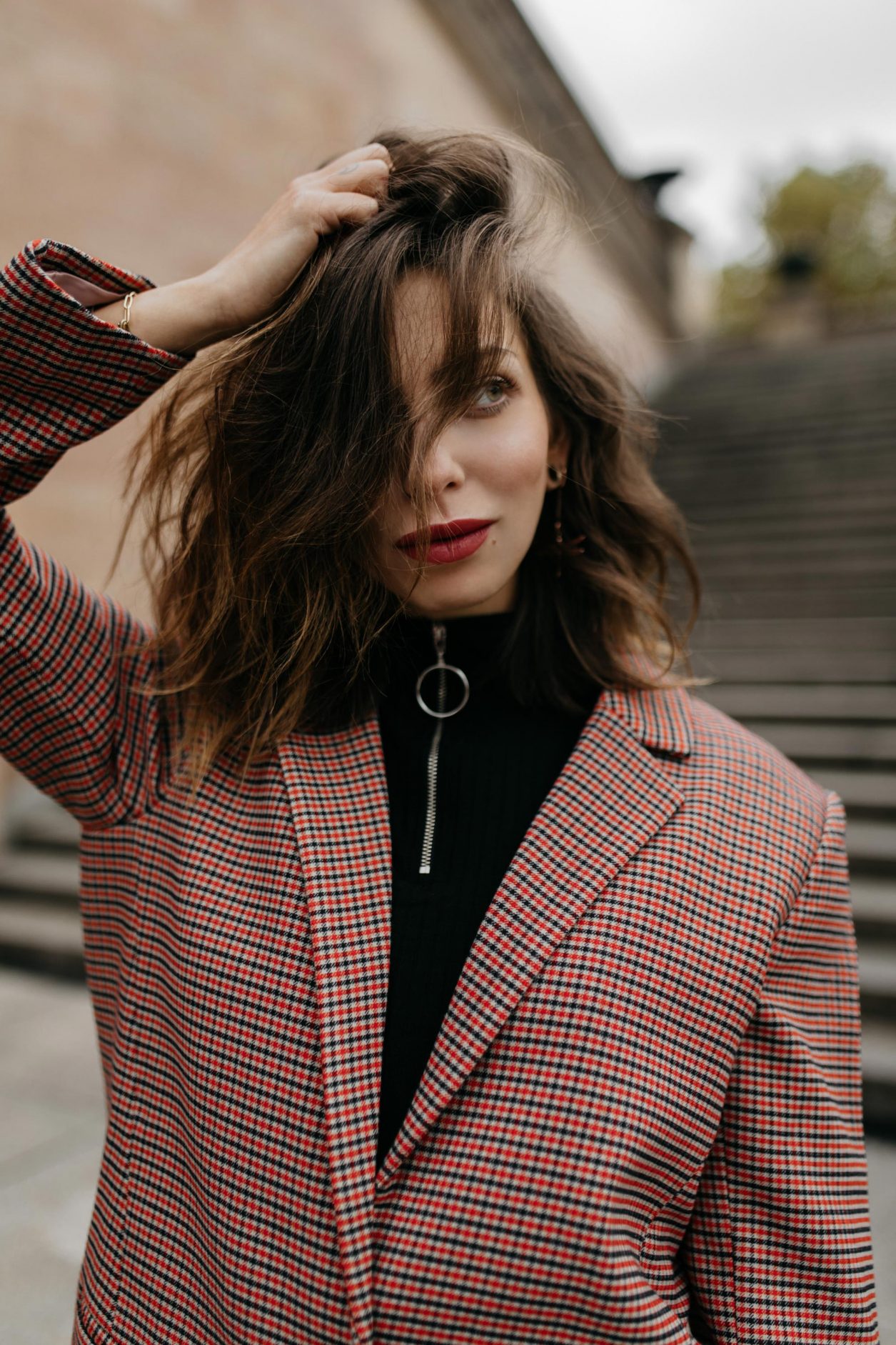 Streetstyle by Masha Sedgwick | Fashion and beauty blogger from Berlin, Germany | Styling tip: checked fall winter blazer for everyday, smart casual look, everyday outfit, business ootd | Neues Museum Berlin