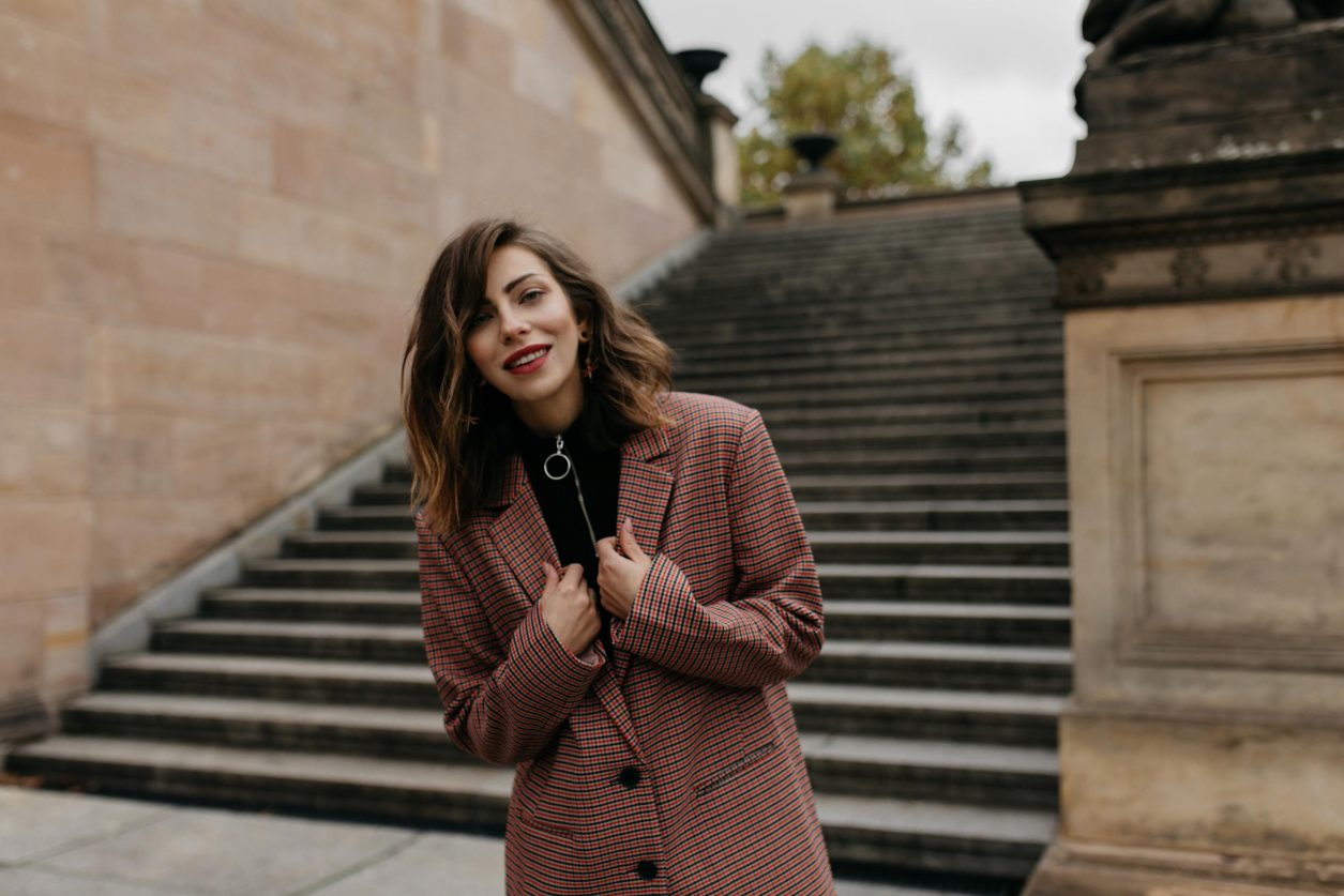 Streetstyle by Masha Sedgwick | Fashion and beauty blogger from Berlin, Germany | Styling tip: checked fall winter blazer for everyday, smart casual look, everyday outfit, business ootd | Neues Museum Berlin