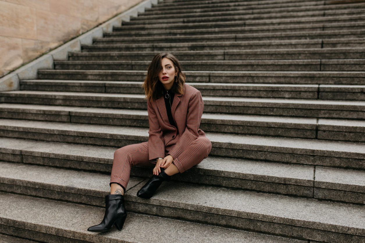 Streetstyle by Masha Sedgwick | Fashion and beauty blogger from Berlin, Germany | Styling tip: checked fall winter blazer for everyday, smart casual look, everyday outfit, business ootd | Neues Museum Berlin