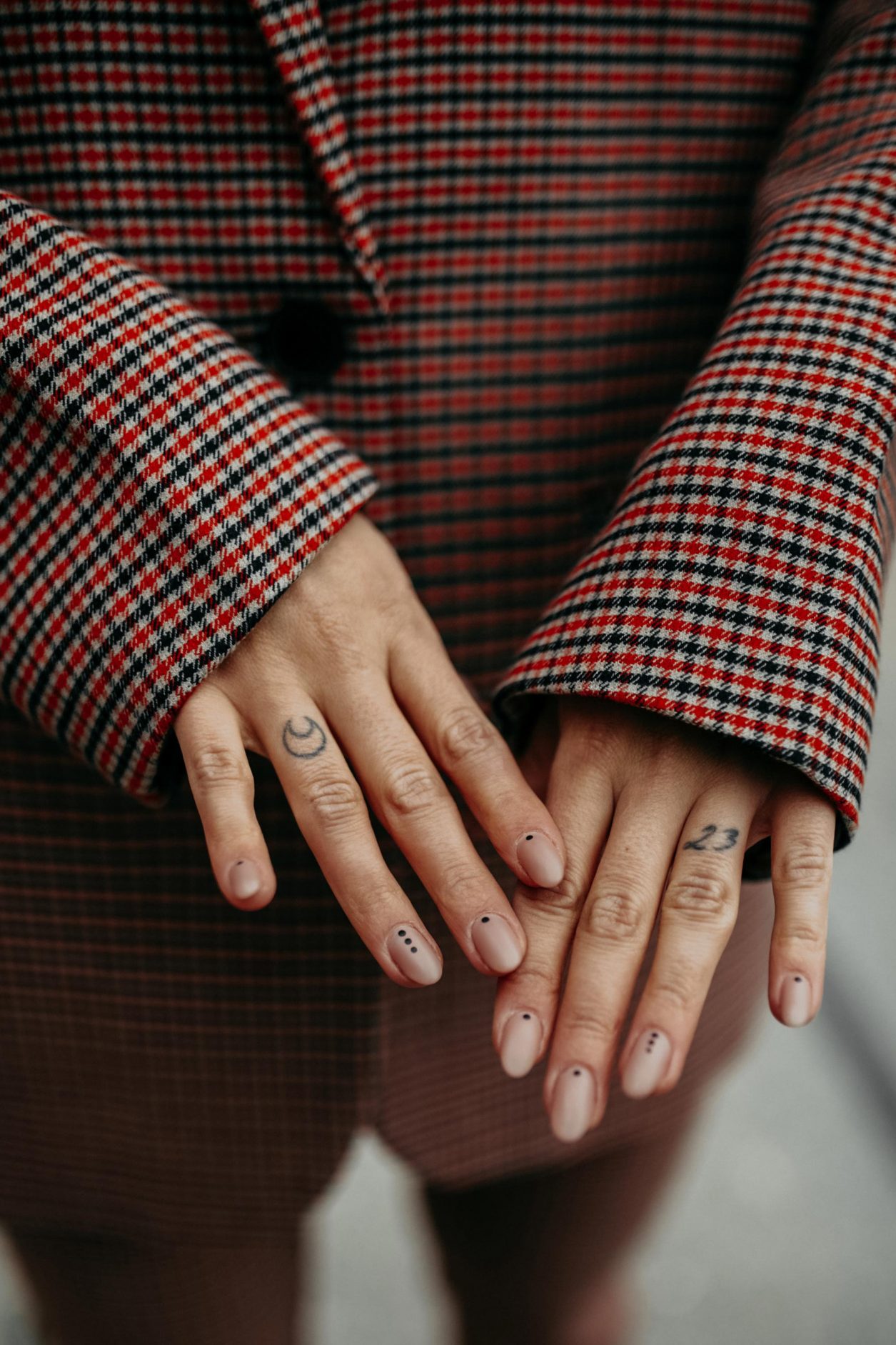 Streetstyle by Masha Sedgwick | Fashion and beauty blogger from Berlin, Germany | Styling tip: checked fall winter blazer for everyday, smart casual look, everyday outfit, business ootd, nail style, manicure trends aw19 | Neues Museum Berlin