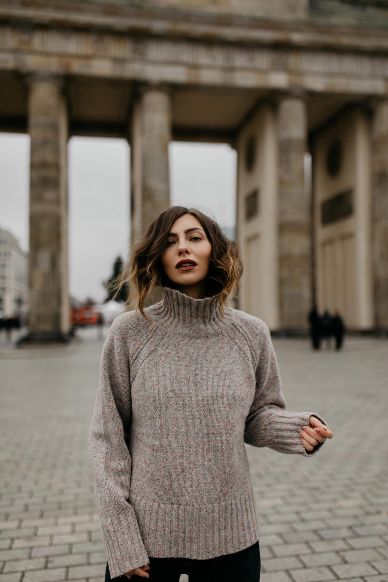 Streetstyle by Masha Sedgwick | AW 19 outfit: brown knit Closed | Berlin sightseeing photo spot: Brandenburger Tor