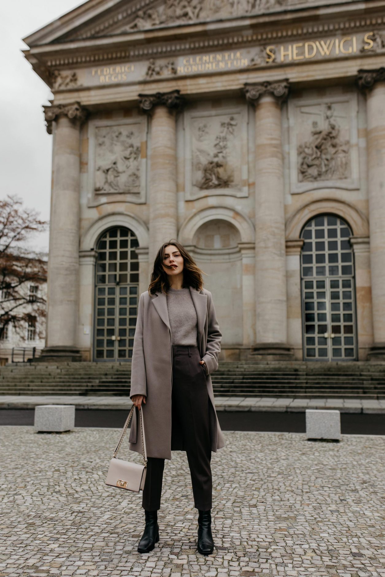 Outfit Filippa K | Lilac suit pants, basic knit, lilac wool coat, pink furl bag | Berlin sightseeing, Bebelplatz, Museumsinsel