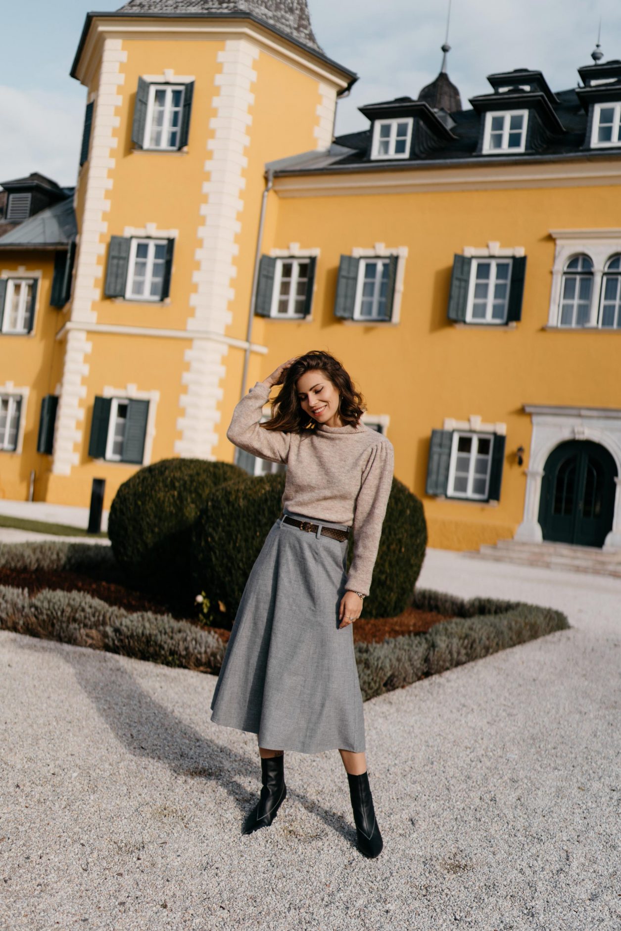 Masha Sedgwick | Fashion and beauty blogger from Berlin, Germany | AW19 outfit inspiration, cozy fall outfit wearing grey a-line skirt by Gestuz, beige knit pullover by Second Female, brown Louis Vuitton belt, black leather boots by Topshop | Minimalistic Scandinavian style, effortless cool, feminine, everyday business casual look