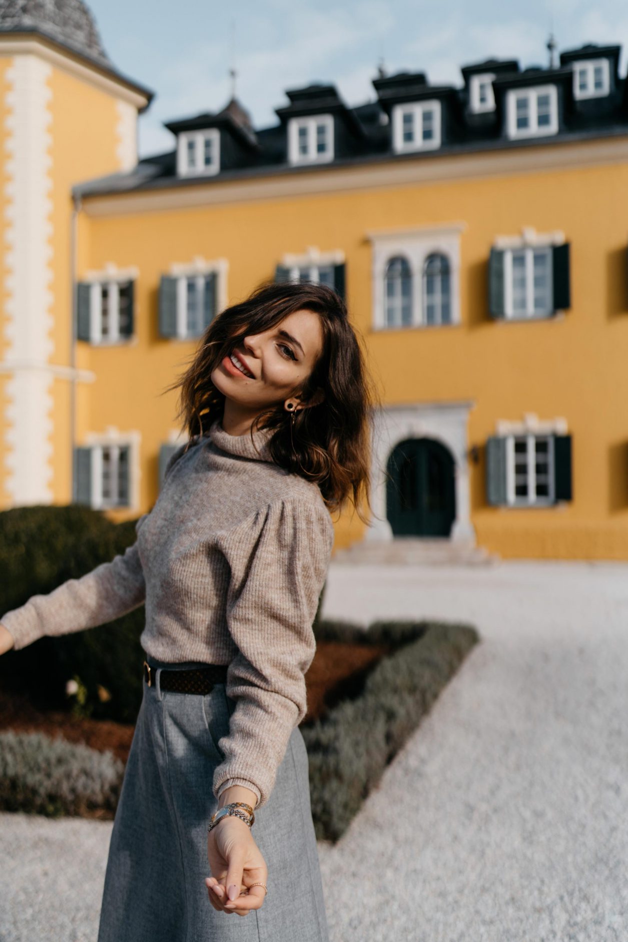 Masha Sedgwick | Fashion and beauty blogger from Berlin, Germany | AW19 outfit inspiration, cozy fall outfit wearing grey a-line skirt by Gestuz, beige knit pullover by Second Female, brown Louis Vuitton belt, black leather boots by Topshop | Minimalistic Scandinavian style, effortless cool, feminine, everyday business casual look