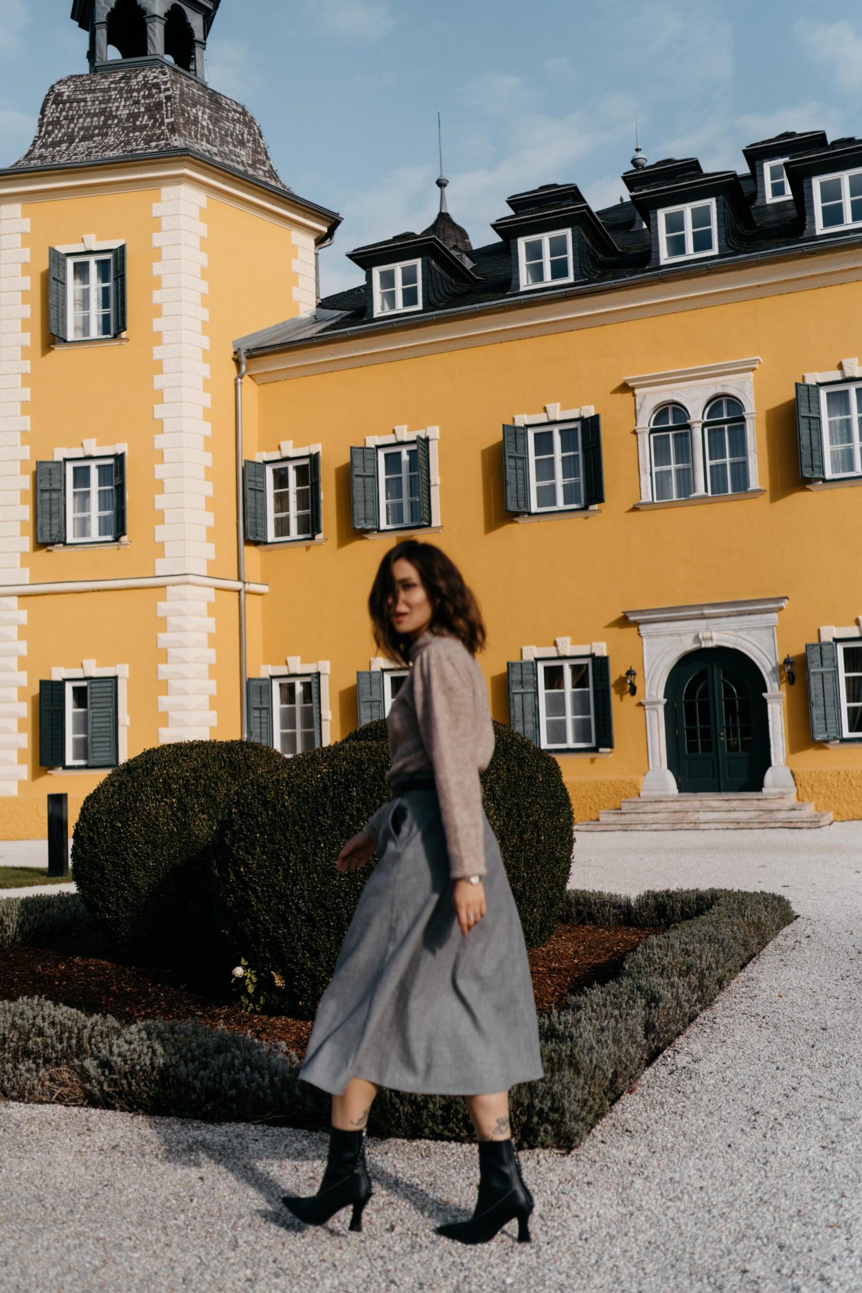 Masha Sedgwick | Fashion and beauty blogger from Berlin, Germany | AW19 outfit inspiration, cozy fall outfit wearing grey a-line skirt by Gestuz, beige knit pullover by Second Female, brown Louis Vuitton belt, black leather boots by Topshop | Minimalistic Scandinavian style, effortless cool, feminine, everyday business casual look