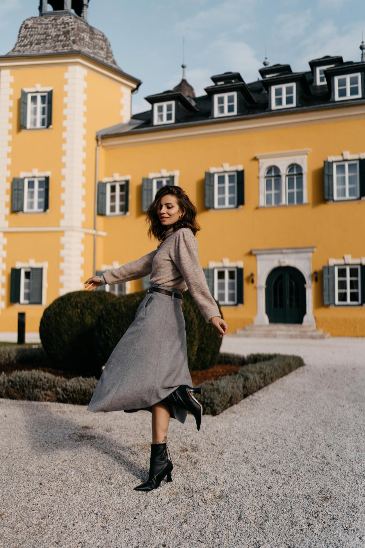 Masha Sedgwick | Fashion and beauty blogger from Berlin, Germany | AW19 outfit inspiration, cozy fall outfit wearing grey a-line skirt by Gestuz, beige knit pullover by Second Female, brown Louis Vuitton belt, black leather boots by Topshop | Minimalistic Scandinavian style, effortless cool, feminine, everyday business casual look