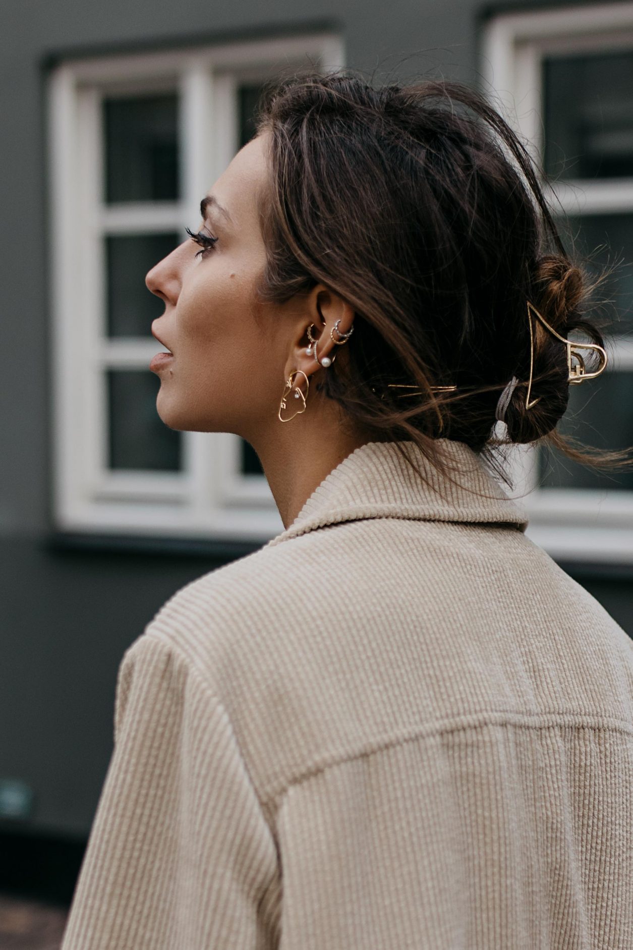 Copenhagen Fashion Week Streetstyle Portrait by Masha Sedgwick | Fashion and beauty blogger | Minimalistic Scandinavian style, wearing  minimalistic fine jewelry Face Earring by Persee, pearl ear cuffs: Maria Black
