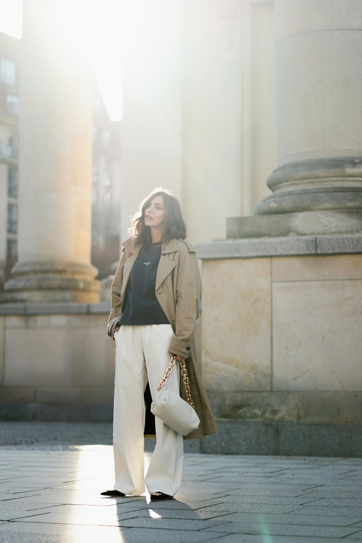 Streetstyle by Masha Sedgwick | Fashion blogger from Berlin, Germany | Spring outfit inspiration: wearing beige Saint Laurent trench coat, white Maison Margiela pants, the white Bottega Venetta chain pouch, black Acne Studio basic logo shirt, black Balenciaga pumps, Hermes bracelet, vintage Rolex