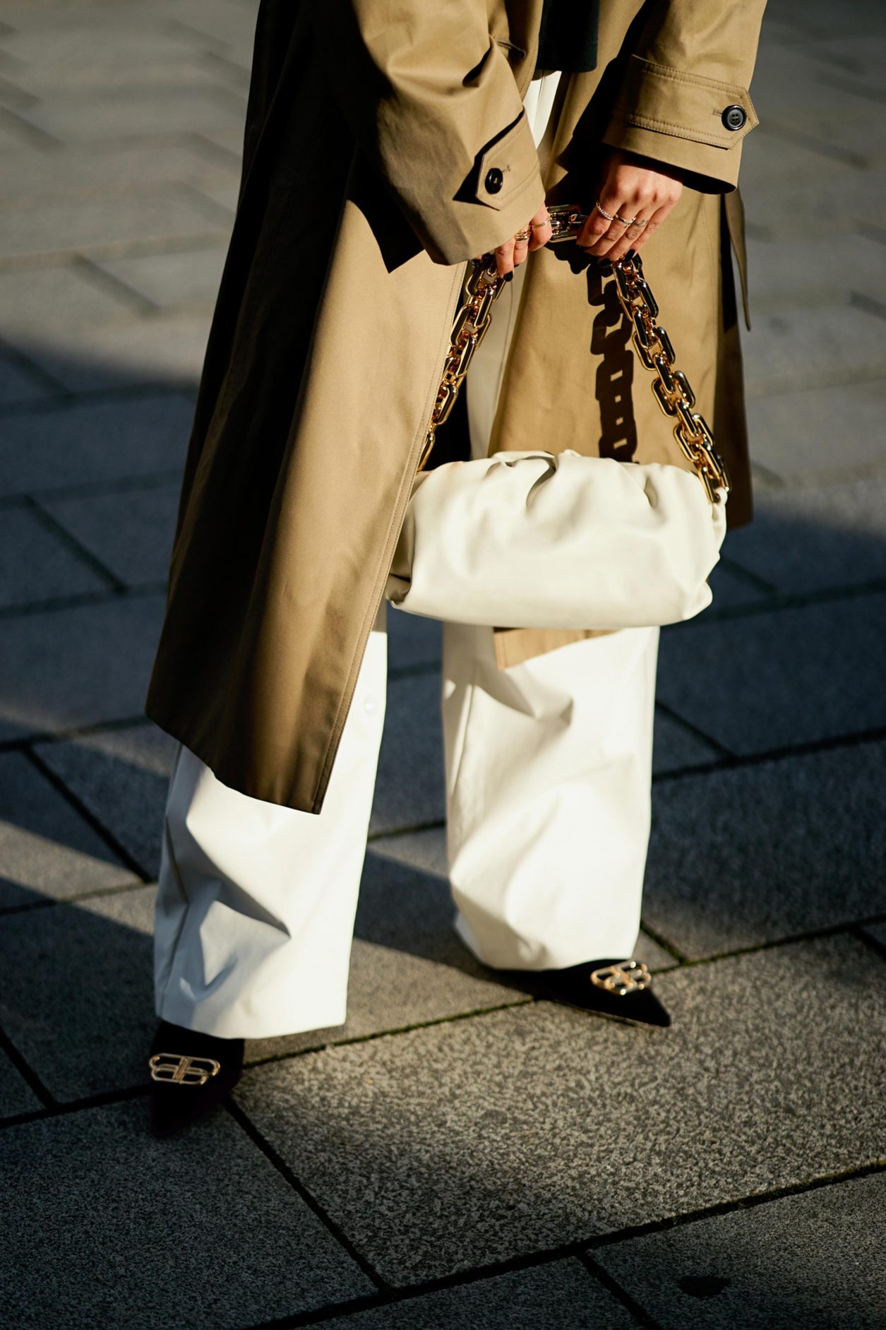 Streetstyle by Masha Sedgwick | Fashion blogger from Berlin, Germany | Spring outfit inspiration: wearing beige Saint Laurent trench coat, white Maison Margiela pants, the white Bottega Venetta chain pouch, black Balenciaga pumps