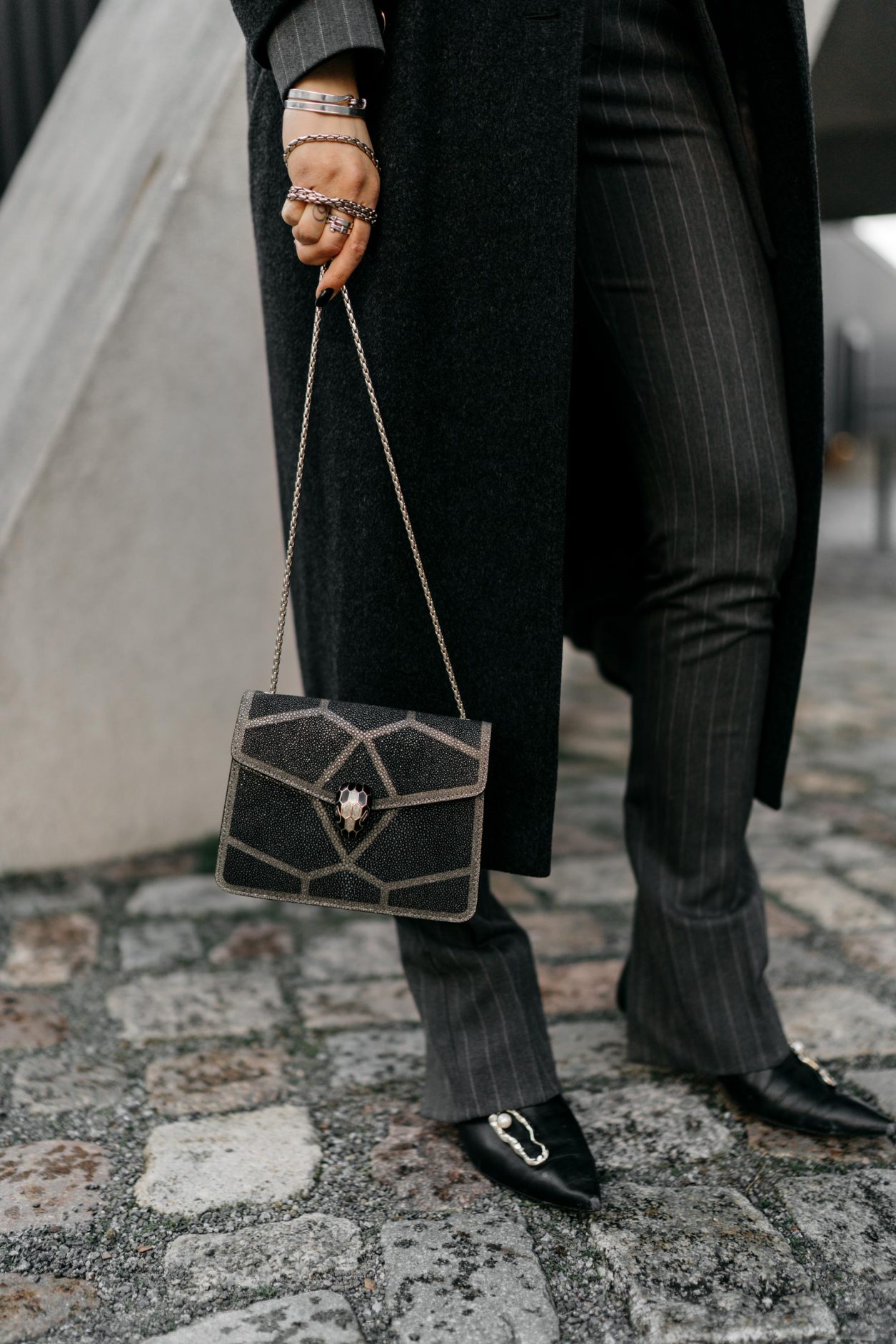 Streetstyle by Masha Sedgwick | Fashion blogger from Berlin | Everyday business outfit ideas, business chic, high end, tomboy style | Wearing grey checked Mango suit, dark grey vintage Celine coat, black leather booties by Flattered, glitter mini bag by Bulgari 