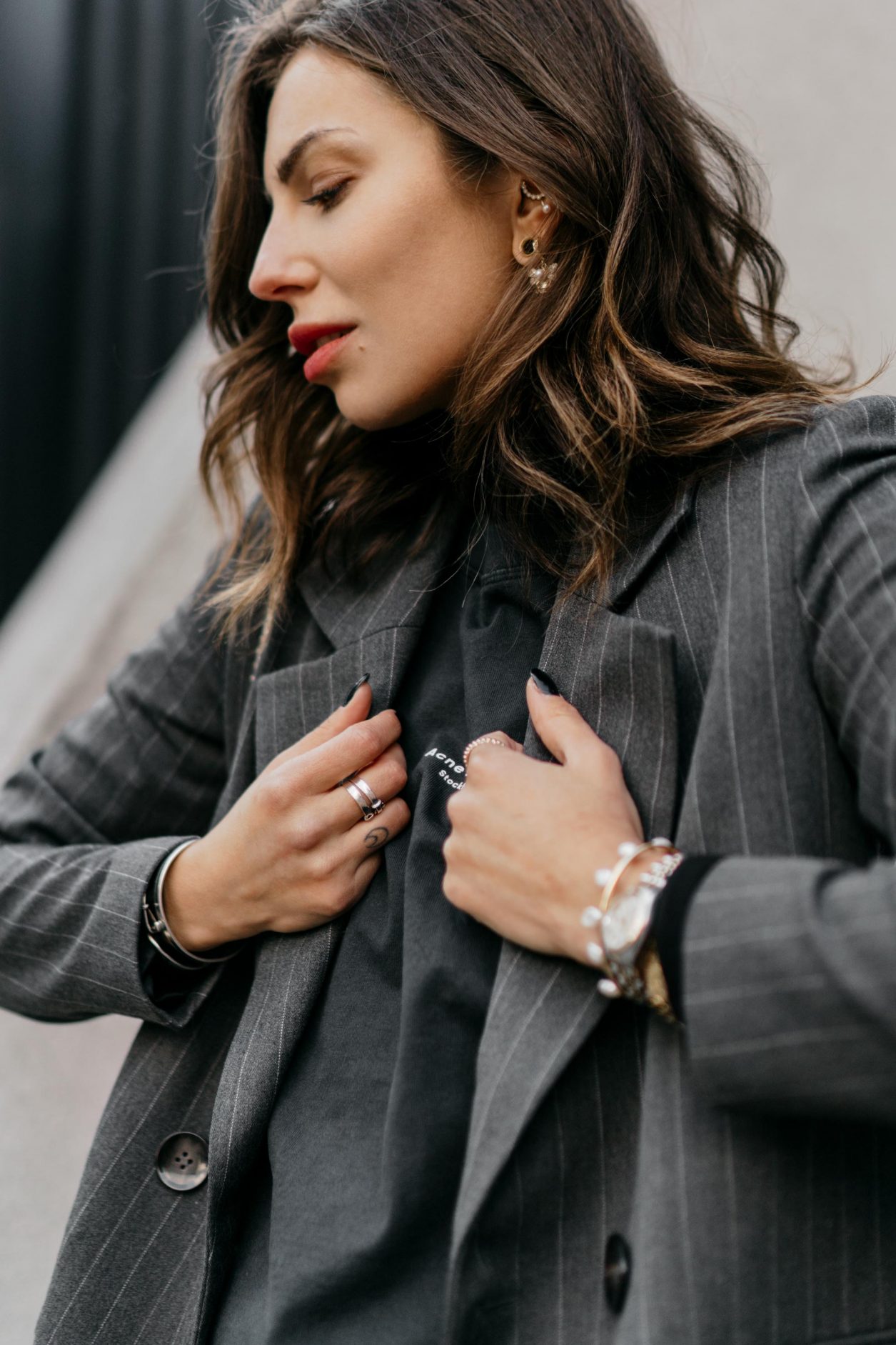 Streetstyle by Masha Sedgwick | Fashion blogger from Berlin | Everyday business outfit ideas, business chic, high end, tomboy style | Wearing grey checked Mango suit, dark grey vintage Celine coat, basic logo tee by Acne Studios