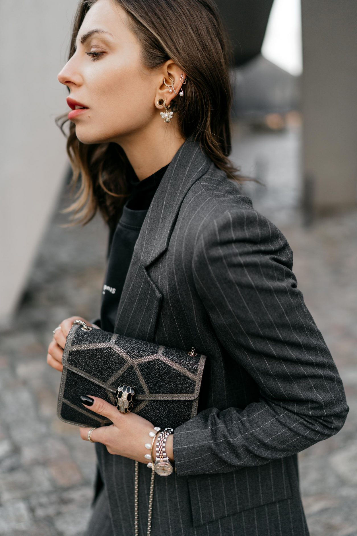 Streetstyle by Masha Sedgwick | Fashion blogger from Berlin | Everyday business outfit ideas, business chic, high end, tomboy style | Wearing grey checked Mango suit, dark grey vintage Celine coat, basic logo tee by Acne Studios