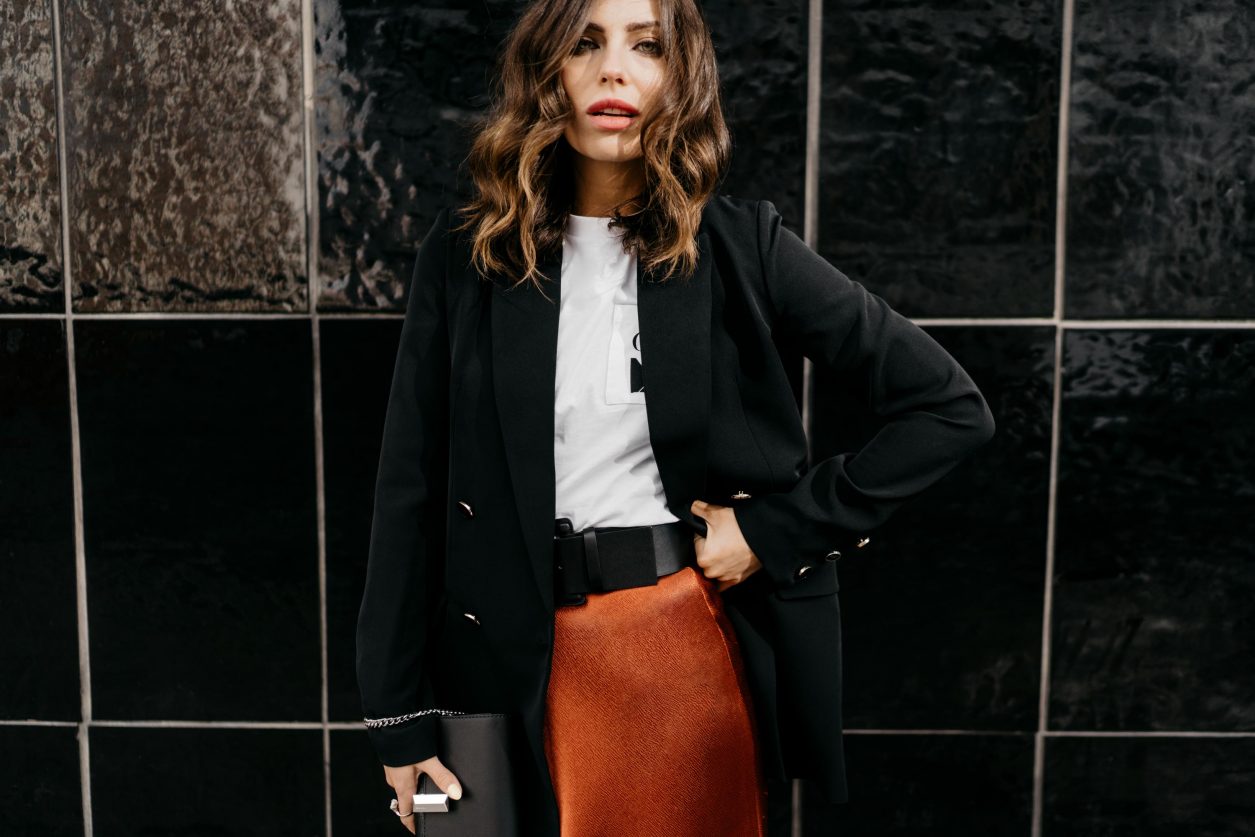 Spring Streetstyle Outfit by Masha Sedgwick | Fashion Blogger from Berlin, Germany | Wearing black Guess blazer, orange red satin Closed midi skirt, black leather belt by Gina Tricot, Calvin Klein Jeans basic white shirt with logo on the pocket, black belt leather BOSS bag, white sneaker by Zign | how to style white sneaker in a business outfit