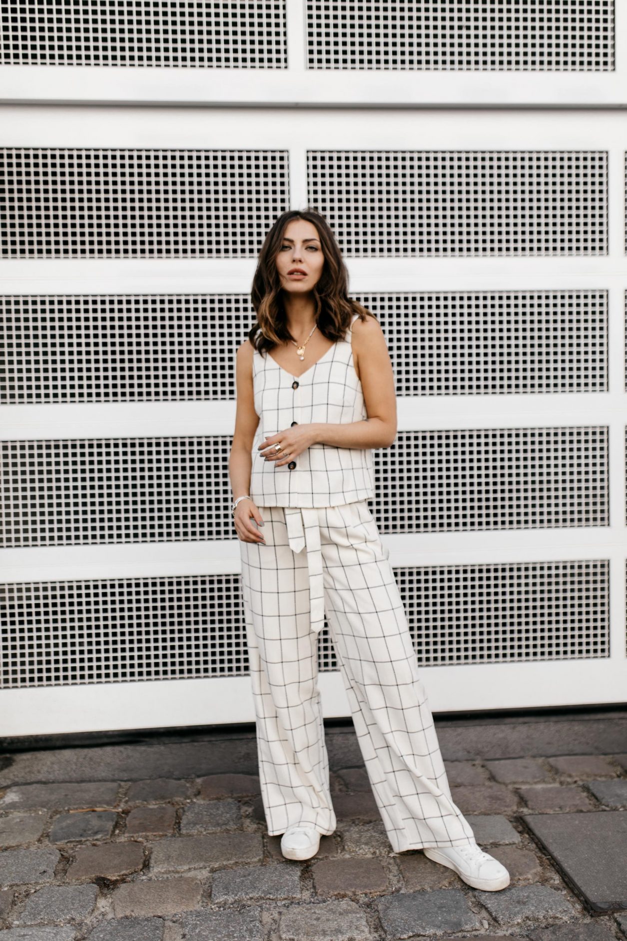 Anzeige | Streetstyle Outfit by Masha Sedgwick | Fashion blogger from Berlin, Germany | Spring summer outfit inspiration, two-pieces checked look in white linen from Gestuz