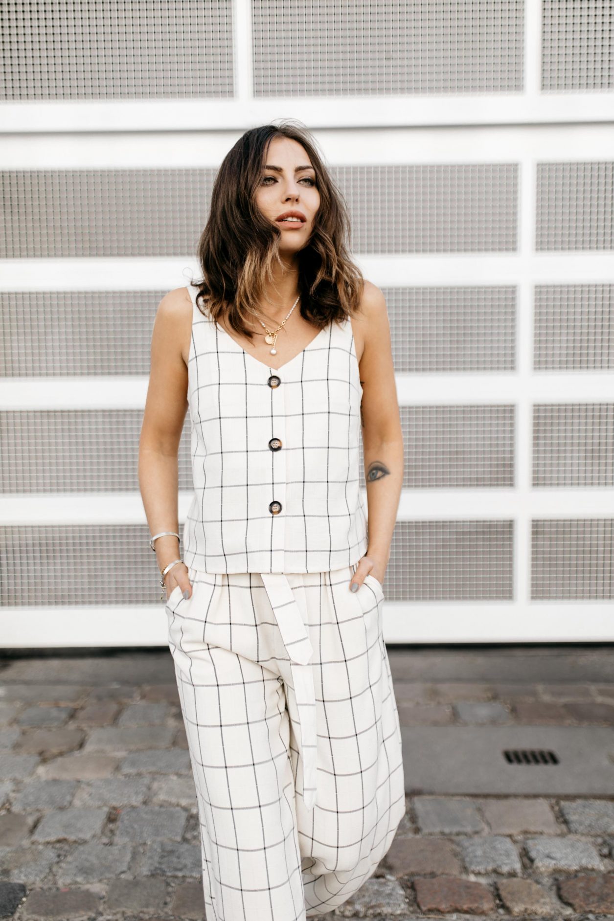 Anzeige | Streetstyle Outfit by Masha Sedgwick | Fashion blogger from Berlin, Germany | Spring summer outfit inspiration, two-pieces checked look in white linen from Gestuz