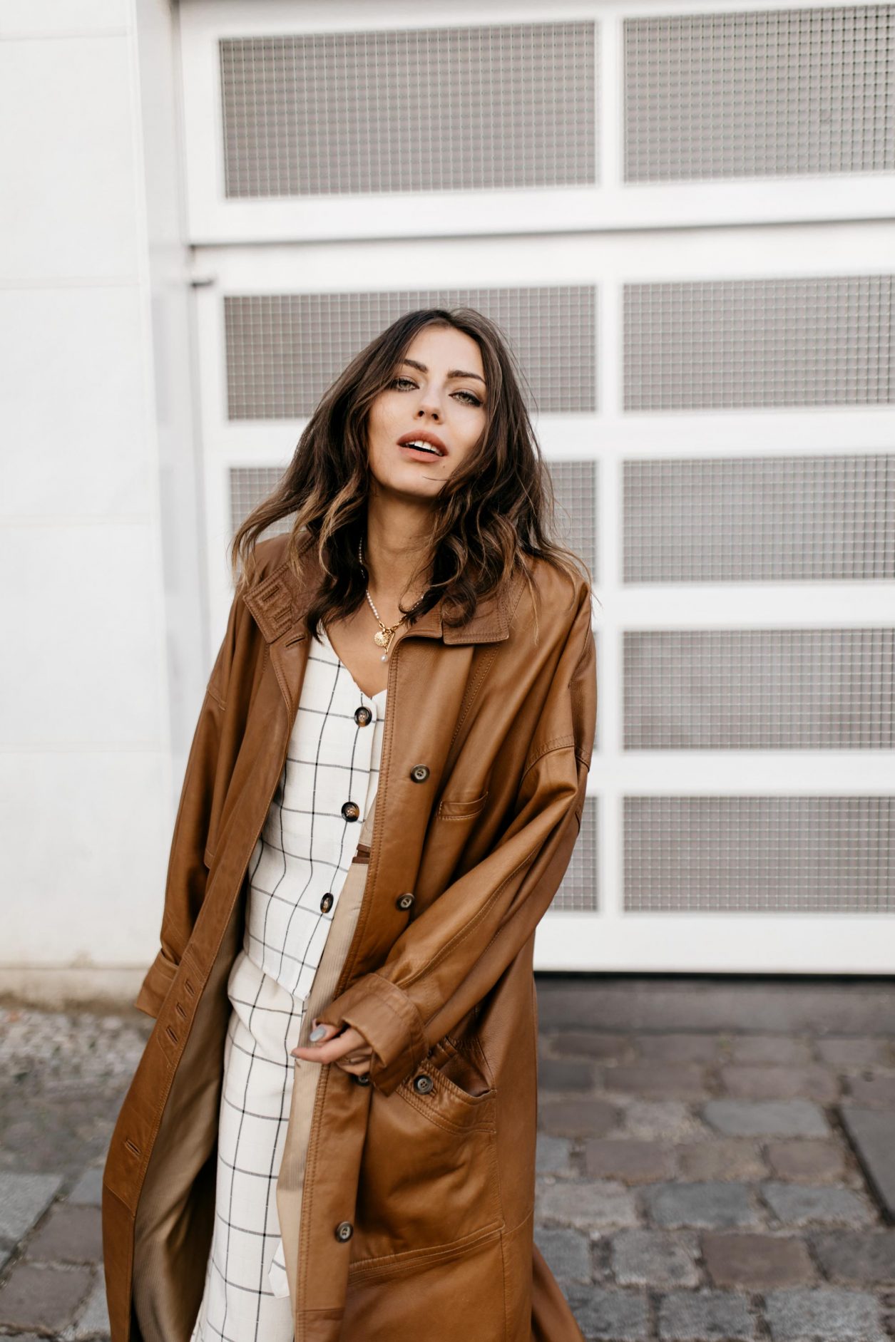 Anzeige | Streetstyle Outfit by Masha Sedgwick | Fashion blogger from Berlin, Germany | Spring summer outfit inspiration, two-pieces checked look in white linen from Gestuz, vintage brown leather coat 