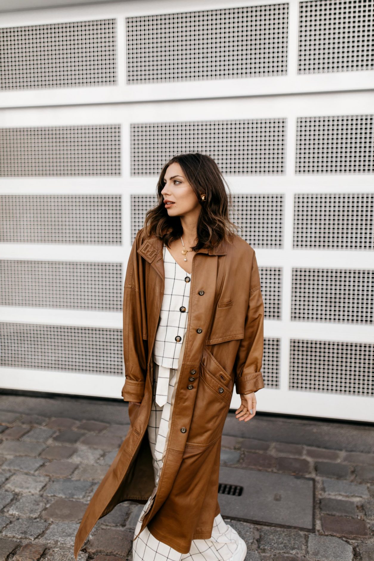 Anzeige | Streetstyle Outfit by Masha Sedgwick | Fashion blogger from Berlin, Germany | Spring summer outfit inspiration, two-pieces checked look in white linen from Gestuz, vintage brown leather coat 