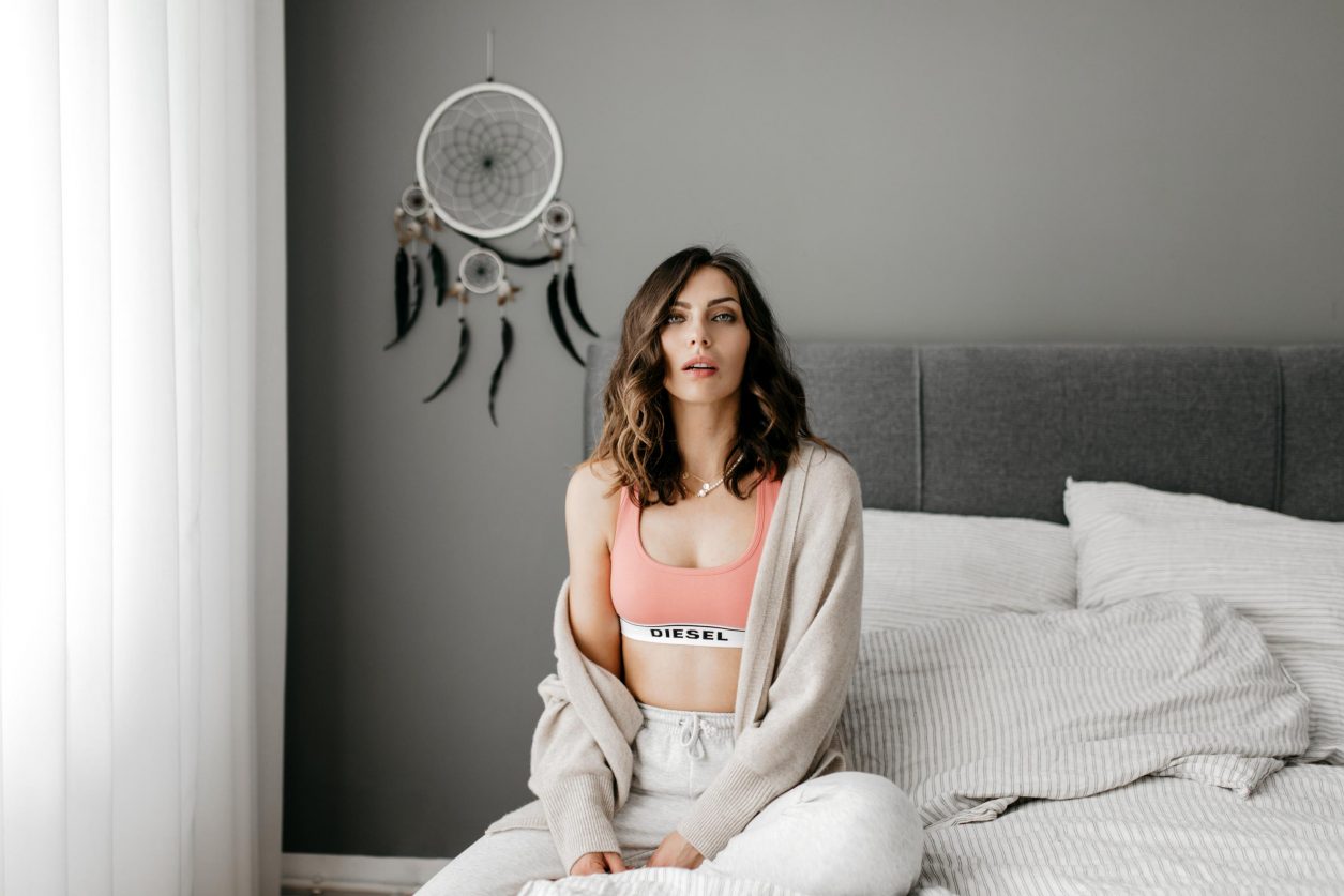 Home Wear Outfit by fashion blogger Masha Sedgwick: wearing cashmere beige SET cardigan, peach pink Diesel bustier, oversized light grey jogging pants from Topshop