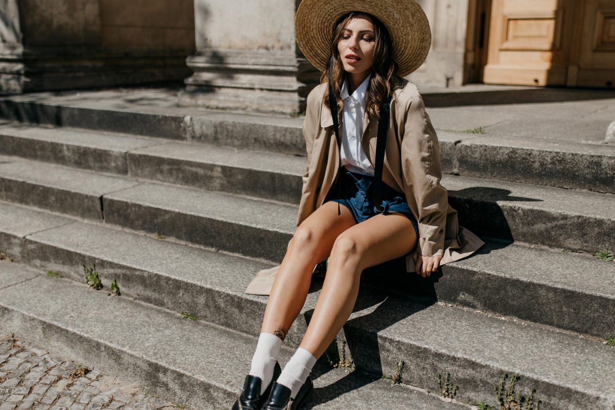 Anzeige | Streetstyle by Masha Sedgwick | Fashion blogger from Berlin, Germany | Spring summer outfit inspiration, minimalistic, english style, effortless cool | Wearing paperbag shorts and sleeveless white blouse by 7 for all mankind, vintage short Burberry coat, straw hat, white socks with black leather loafers