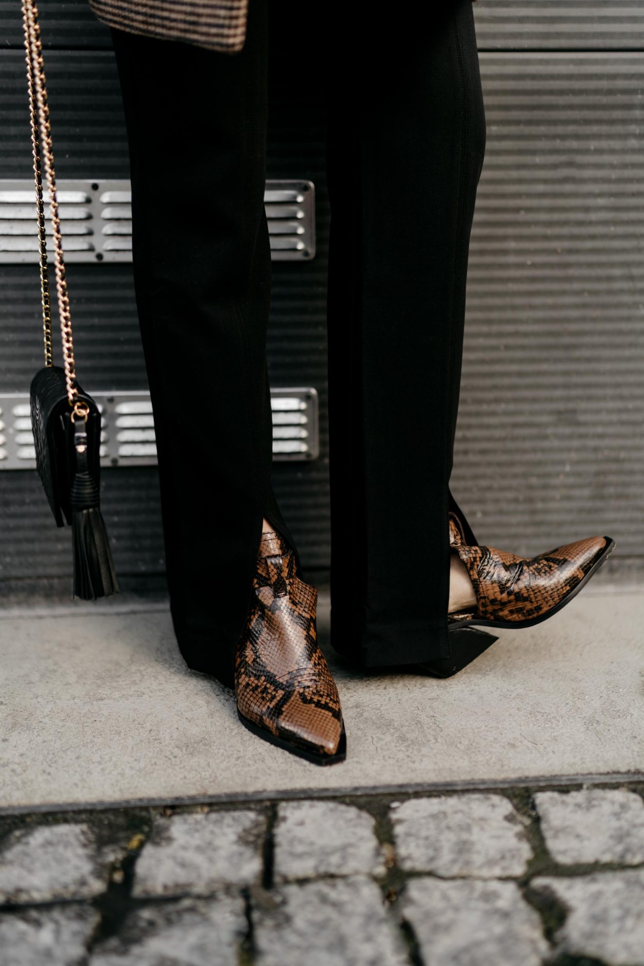 Outfit details by Masha Sedgwick | Fashion blogger from Berlin, Germany | Everyday business casual outfit inspiration, wearing front splits black tailored pants by Samsoe Samsoe, brown sneak leather open boots by Zign, Tory Burch shoulder mini bag