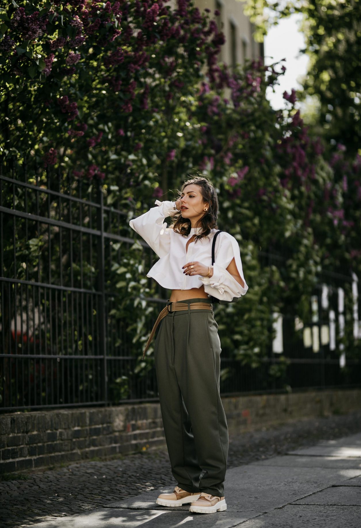 Anzeige | Streetstyle by Masha Sedgwick, photos: Jeremy Moeller | Spring summer fashion trends, everyday outfit inspiration, military chick city look: wearing khaki boyfriend pants by Munthe, white cropped Nobi Talai blouse, mini khaki Lala Berlin leather bag, Agl transparent nude boots