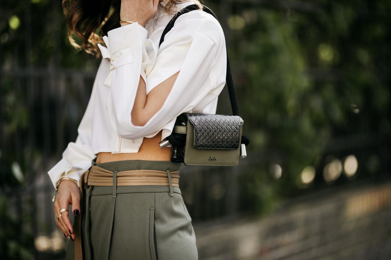 Anzeige | Streetstyle by Masha Sedgwick, photos: Jeremy Moeller | Spring summer fashion trends, everyday outfit inspiration, military chick city look: wearing khaki boyfriend pants by Munthe, white cropped Nobi Talai blouse, mini khaki Lala Berlin leather bag