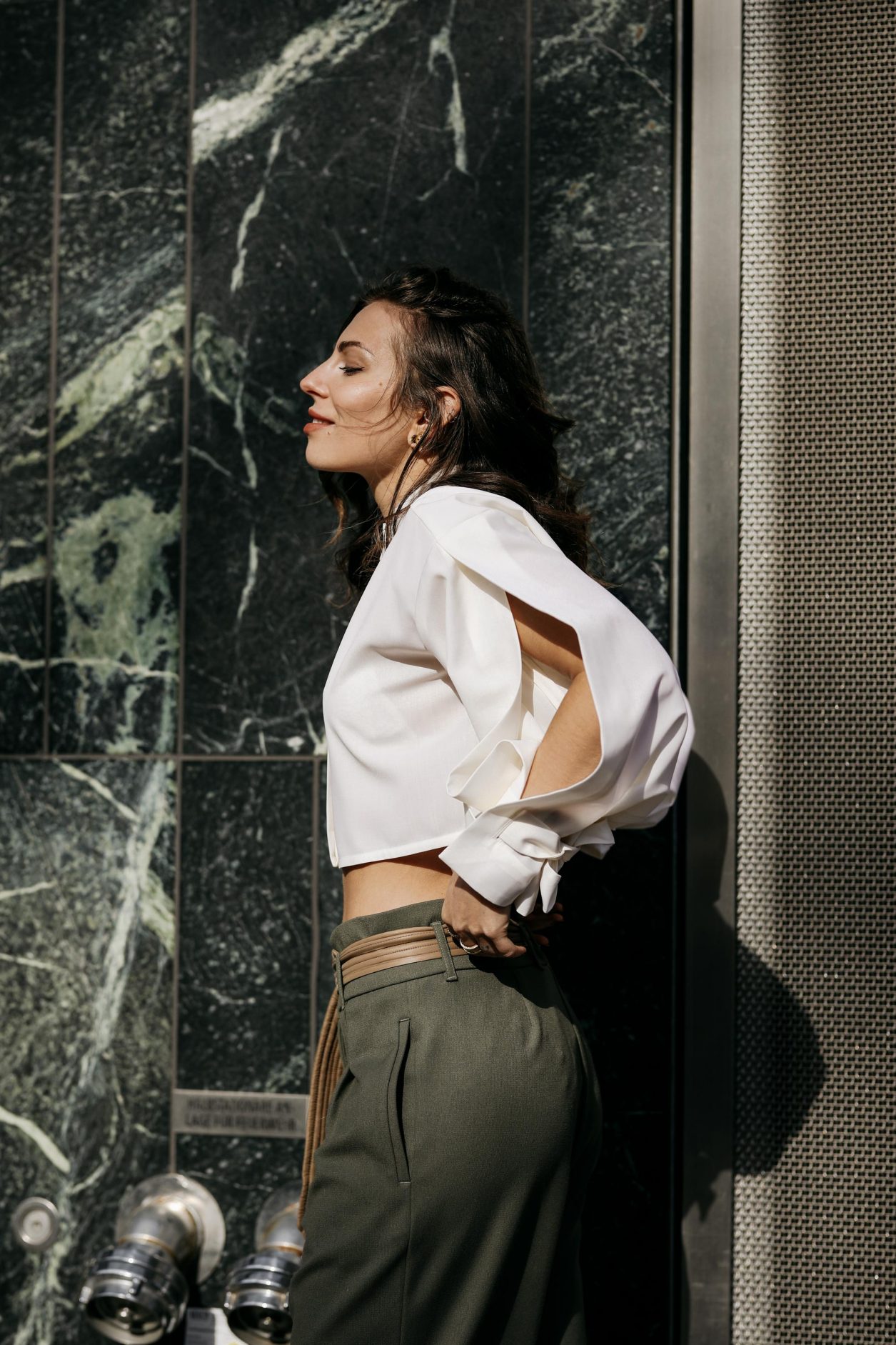 Anzeige | Streetstyle by Masha Sedgwick, photos: Jeremy Moeller | Spring summer fashion trends, everyday outfit inspiration, military chick city look: wearing khaki boyfriend pants by Munthe, white cropped Nobi Talai blouse