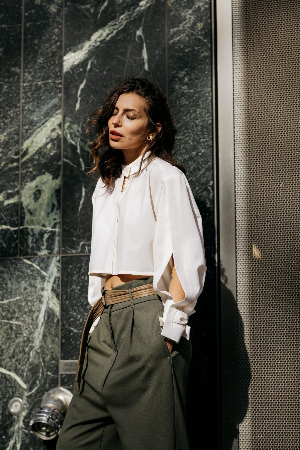 Anzeige | Streetstyle by Masha Sedgwick, photos: Jeremy Moeller | Spring summer fashion trends, everyday outfit inspiration, military chick city look: wearing khaki boyfriend pants by Munthe, white cropped Nobi Talai blouse