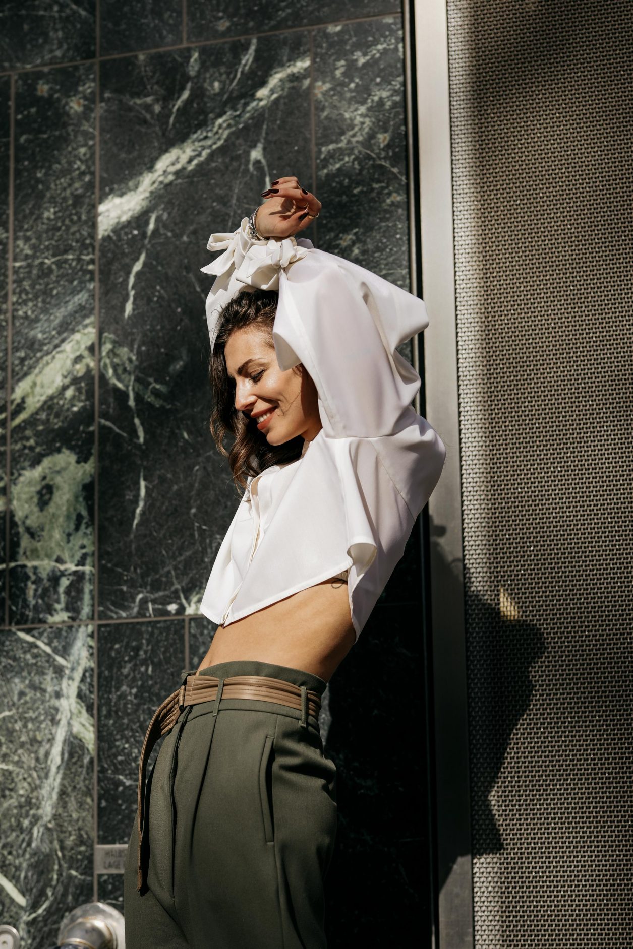 Anzeige | Streetstyle by Masha Sedgwick, photos: Jeremy Moeller | Spring summer fashion trends, everyday outfit inspiration, military chick city look: wearing khaki boyfriend pants by Munthe, white cropped Nobi Talai blouse
