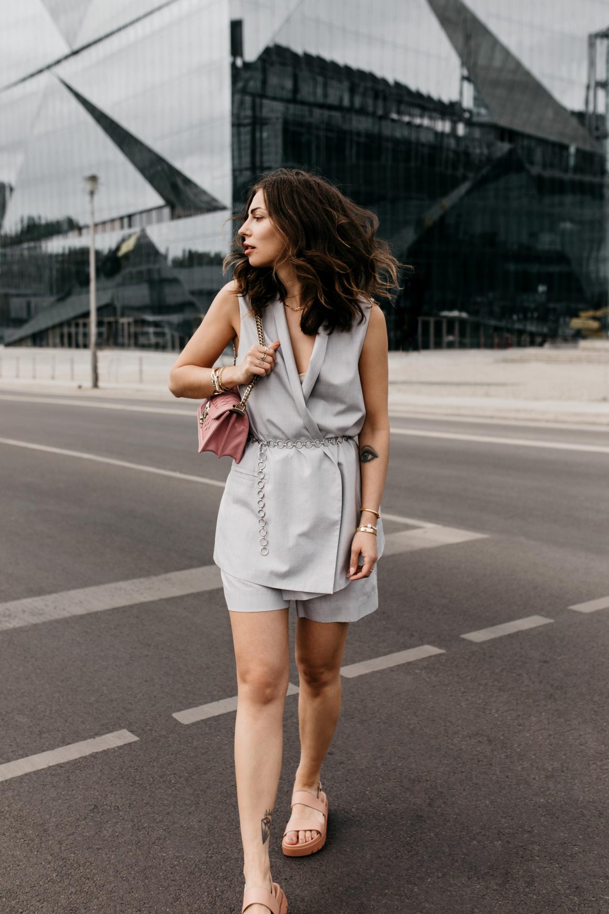 Anzeige | Streetstyle by masha Sedgwick | Fashion and beauty blogger from Berlin, Germany | Summer outfit inspiration, two-piece look, effortless cool, summer business outfit with shorts, feminine, chic, high end | Wearing grey COS shorts and top, silver chain belt, pink Miu Miu cross body bag, pink flat Charles & Keith sandals, Shooting spot: Berlin Hauptbahnhof 
