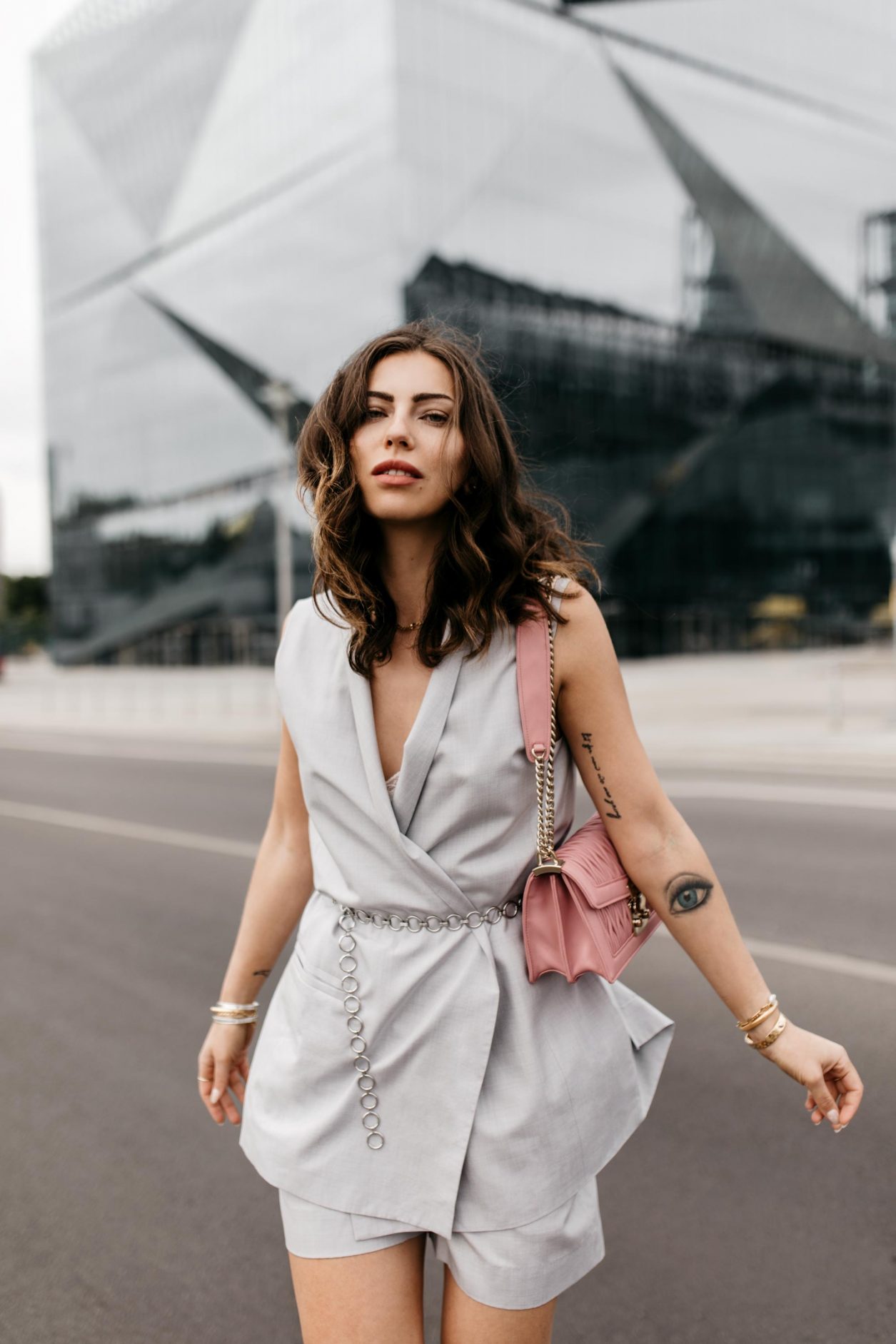 Anzeige | Streetstyle portrait by masha Sedgwick | Fashion and beauty blogger from Berlin, Germany | Summer outfit inspiration, two-piece look, effortless cool, summer business outfit with shorts, feminine, chic, high end | Wearing grey COS shorts and top, silver chain belt, pink Miu Miu cross body bag, pink flat Charles & Keith sandals, Shooting spot: Berlin Hauptbahnhof  | Photographer Tonya Matyu
