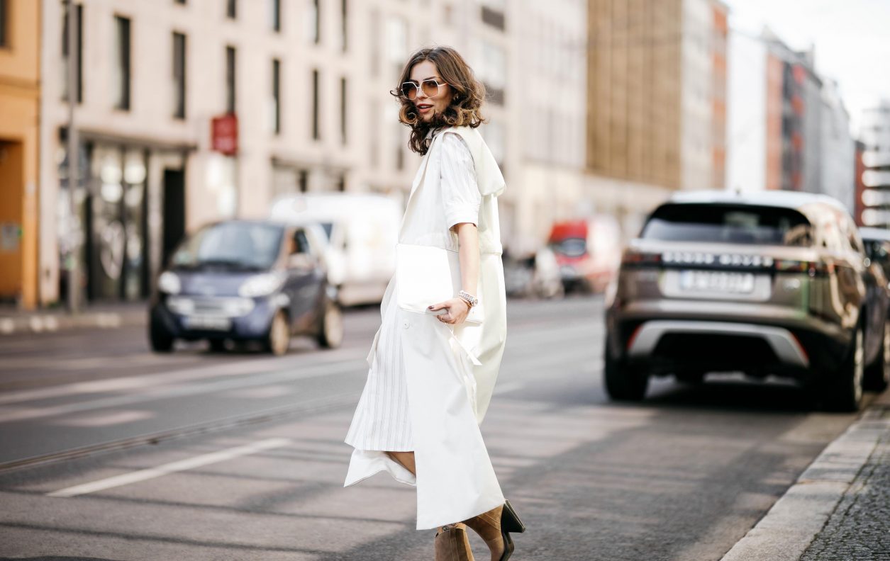Anzeige | Summer Streetstyle Outfit by Berlin fashion blogger Masha Sedgwick wearing white blouse Baum und Pferdgarten dress, white Nobi Talai maxi west, white leather Jillion's Sander envelope bag, white sunglasses | Photos by Jeremy Moeller