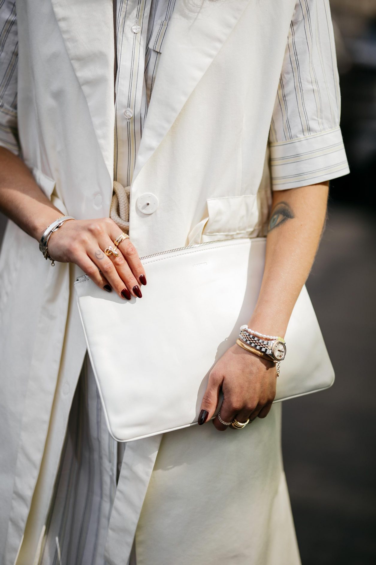 Anzeige | Summer Streetstyle Outfit details by Berlin fashion blogger Masha Sedgwick wearing white blouse Baum und Pferdgarten dress, white Nobi Talai maxi west, white leather Jillion's Sander envelope bag, white sunglasses | Photos by Jeremy Moeller