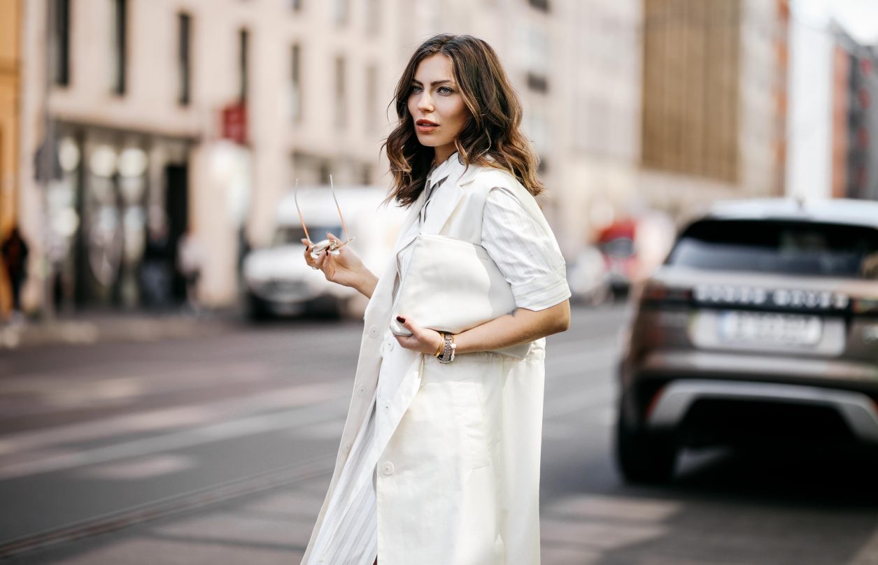 Anzeige | Summer Streetstyle Outfit by Berlin fashion blogger Masha Sedgwick wearing white blouse Baum und Pferdgarten dress, white Nobi Talai maxi west, white leather Jillion's Sander envelope bag, white sunglasses | Photos by Jeremy Moeller