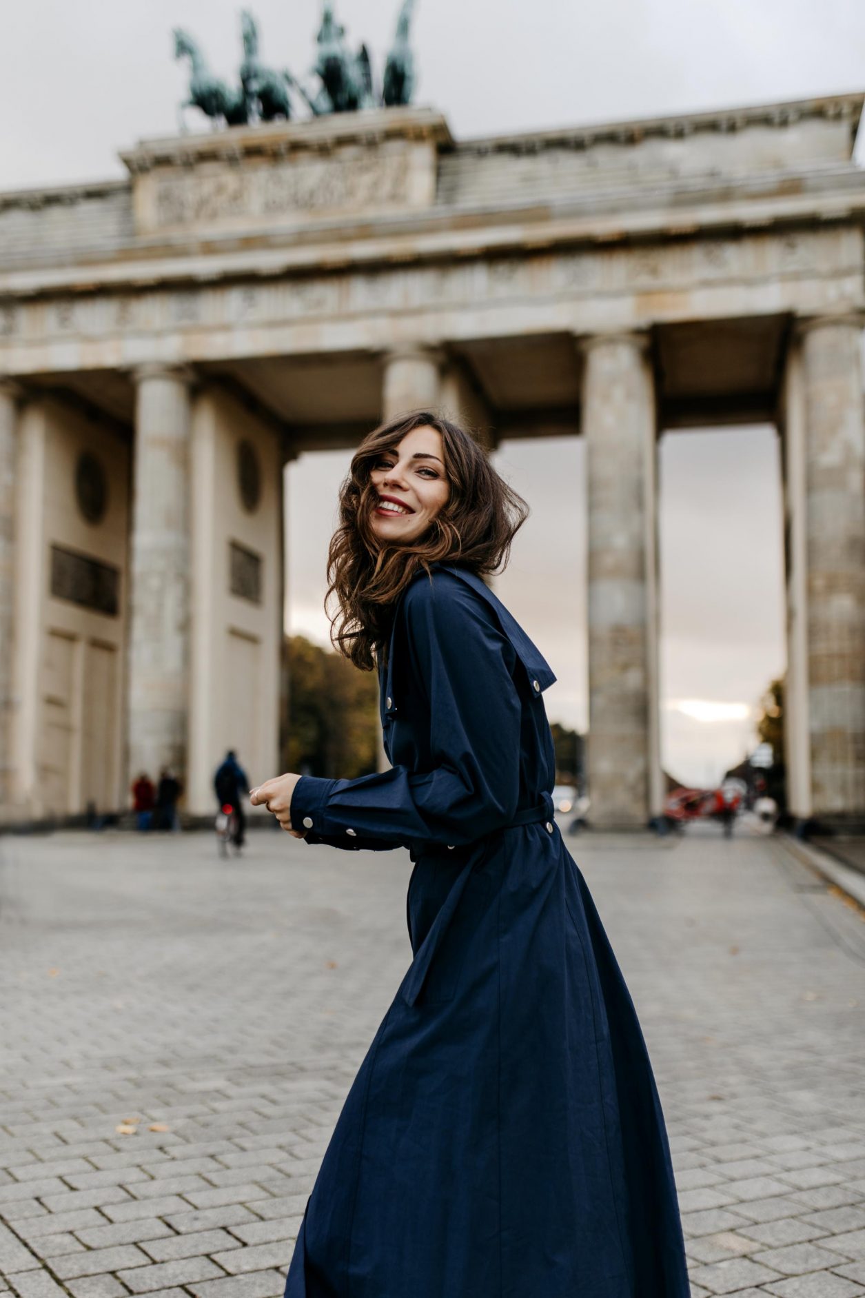 Streetstyle by fashion blogger from Berlin Masha Sedgwick | ootd, fall must-have, fall outfit trends | Wearing navy blue maxi shirt dress by Gestuz, black heeled leather boots by Stella McCartney, black leather vintage Chanel bag | Photo spot: Berlin Brandenburg Gate, photographer Tonya Matyu