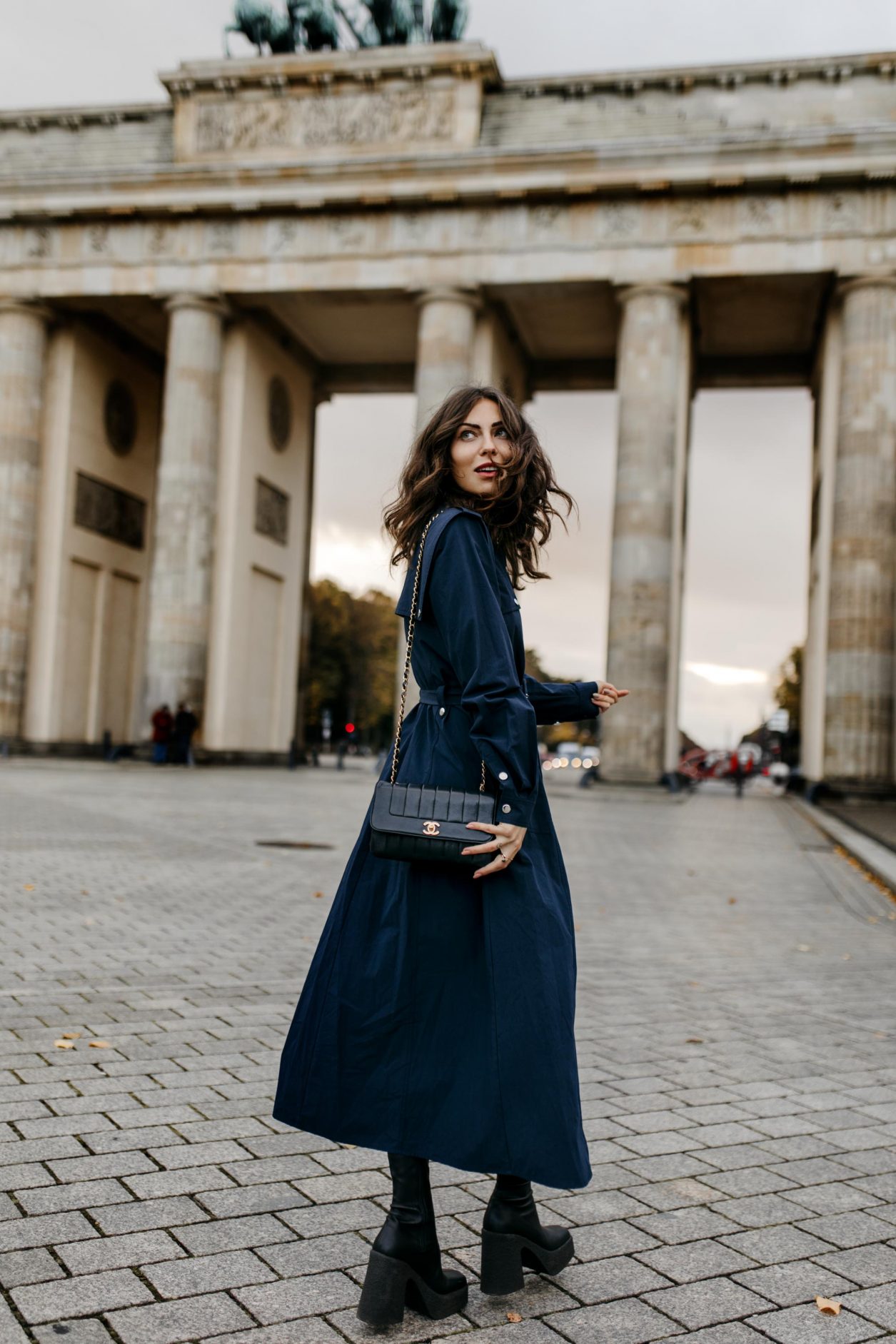 Streetstyle by fashion blogger from Berlin Masha Sedgwick | ootd, fall must-have, fall outfit trends | Wearing navy blue maxi shirt dress by Gestuz, black heeled leather boots by Stella McCartney, black leather vintage Chanel bag | Photo spot: Berlin Brandenburg Gate, photographer Tonya Matyu