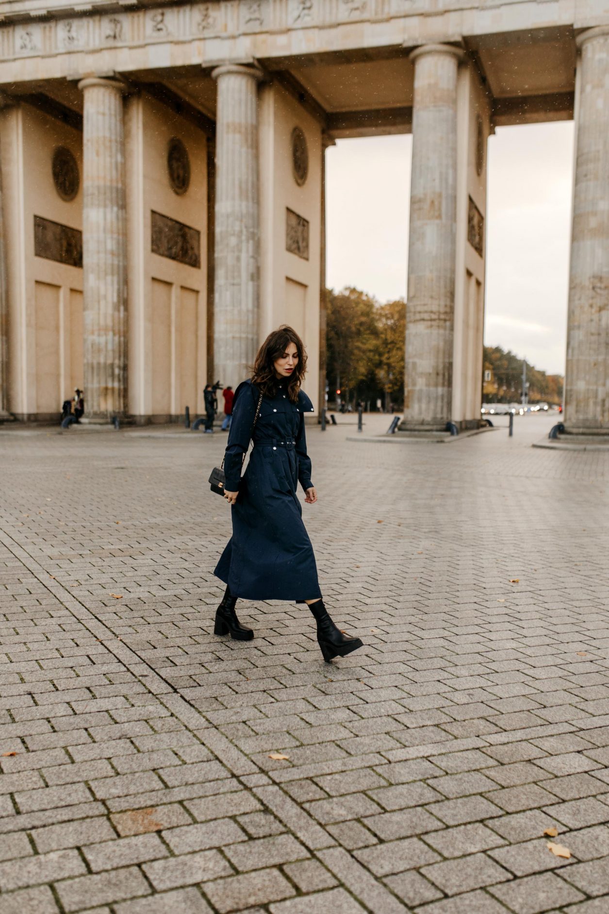 Streetstyle by fashion blogger from Berlin Masha Sedgwick | ootd, fall must-have, fall outfit trends | Wearing navy blue maxi shirt dress by Gestuz, black heeled leather boots by Stella McCartney, black leather vintage Chanel bag | Photo spot: Berlin Brandenburg Gate, photographer Tonya Matyu