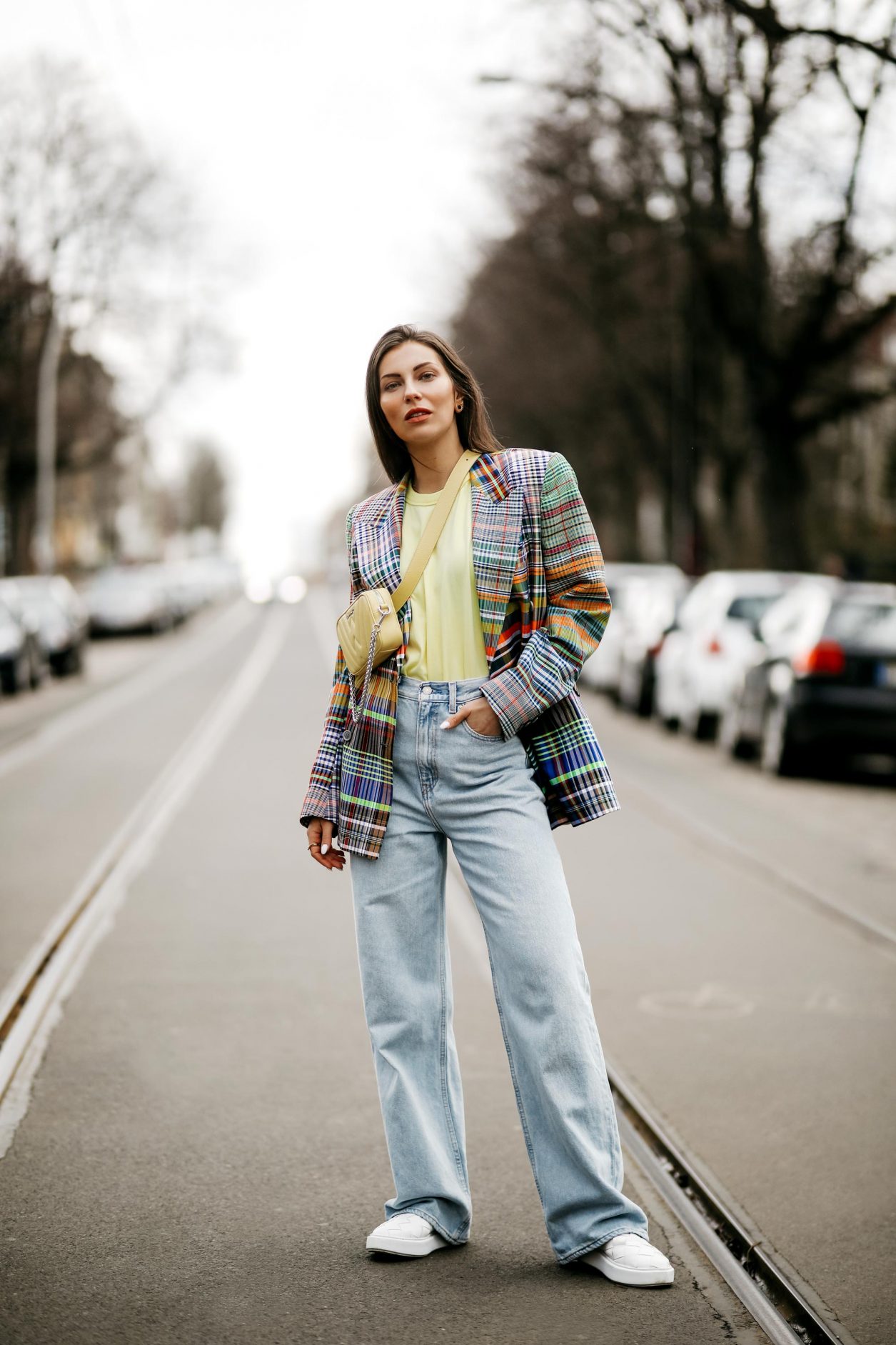 Spring Summer 2021 Streetstyle outfit by fashion blogger from Berlin, Germany | Styling ideas for multicolored checked Proenza Schouler blazer with neon yellow Frankie Shop t-shirt, crossbody yellow WEAT bag, loose fit light blue Levi's jeans, white sneaker loafer from Copenhagen Studios #berlinfashionblogger #ss21 #streetstyle #stylinginspo #ootd