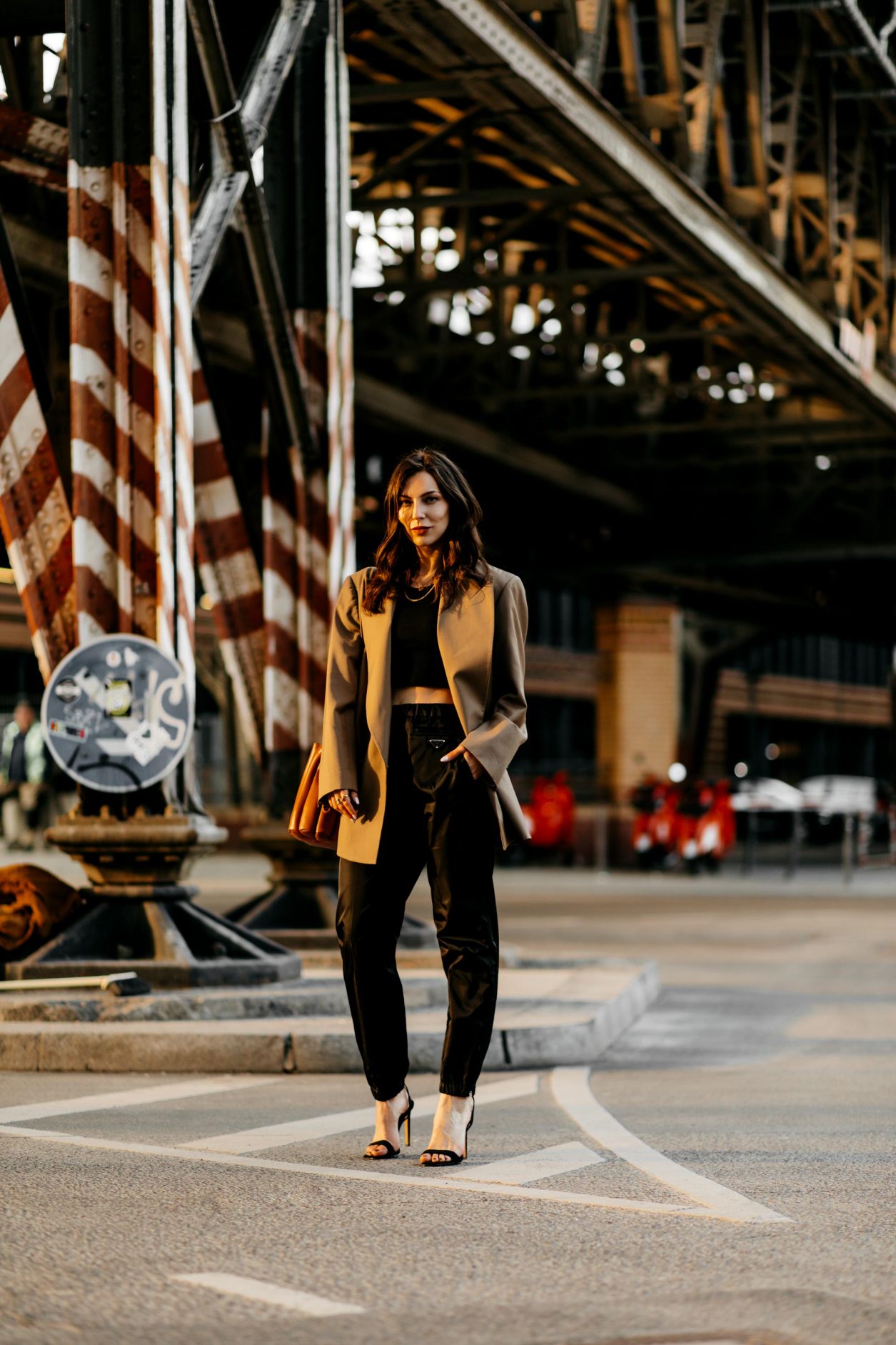SS21 Streetstyle outfit wearing brown oversized Envelope1976 blazer, black crop-top, black recycled nylon pants, black high heeled sandals, Loewe Flamenco Ondas Clutch | Minimalistic ootd, everyday outfit inspiration, styling ideas, effortless cool, high end casual outfit #streetstyle #fashionblogger